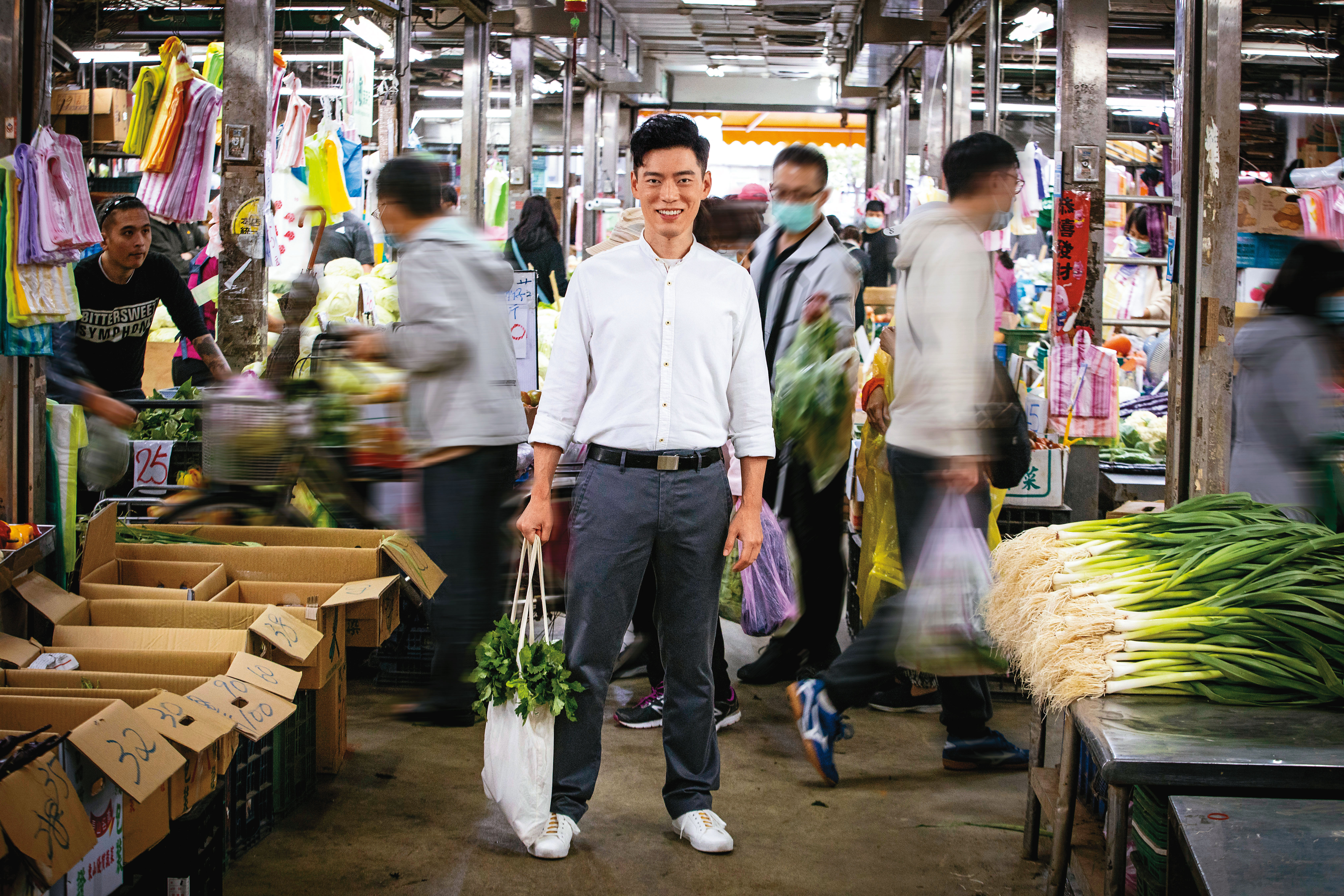 Jason自在穿梭在忙亂嘈雜的早市人群，說比起東西拿了就走的超市，他更喜歡在採買之餘跟老闆聊天、學習不同蔬菜的季節、產地和料理方式。