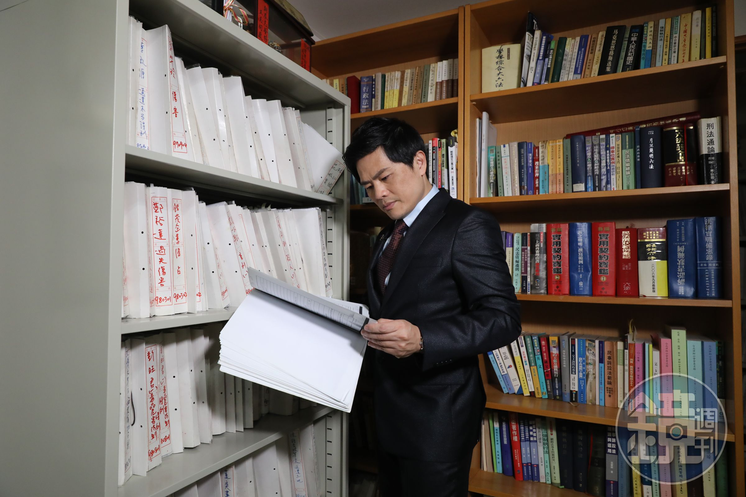 蘇明淵在律師錄取名額不多時就已開業，20年來上千本卷宗堆積在事務所。