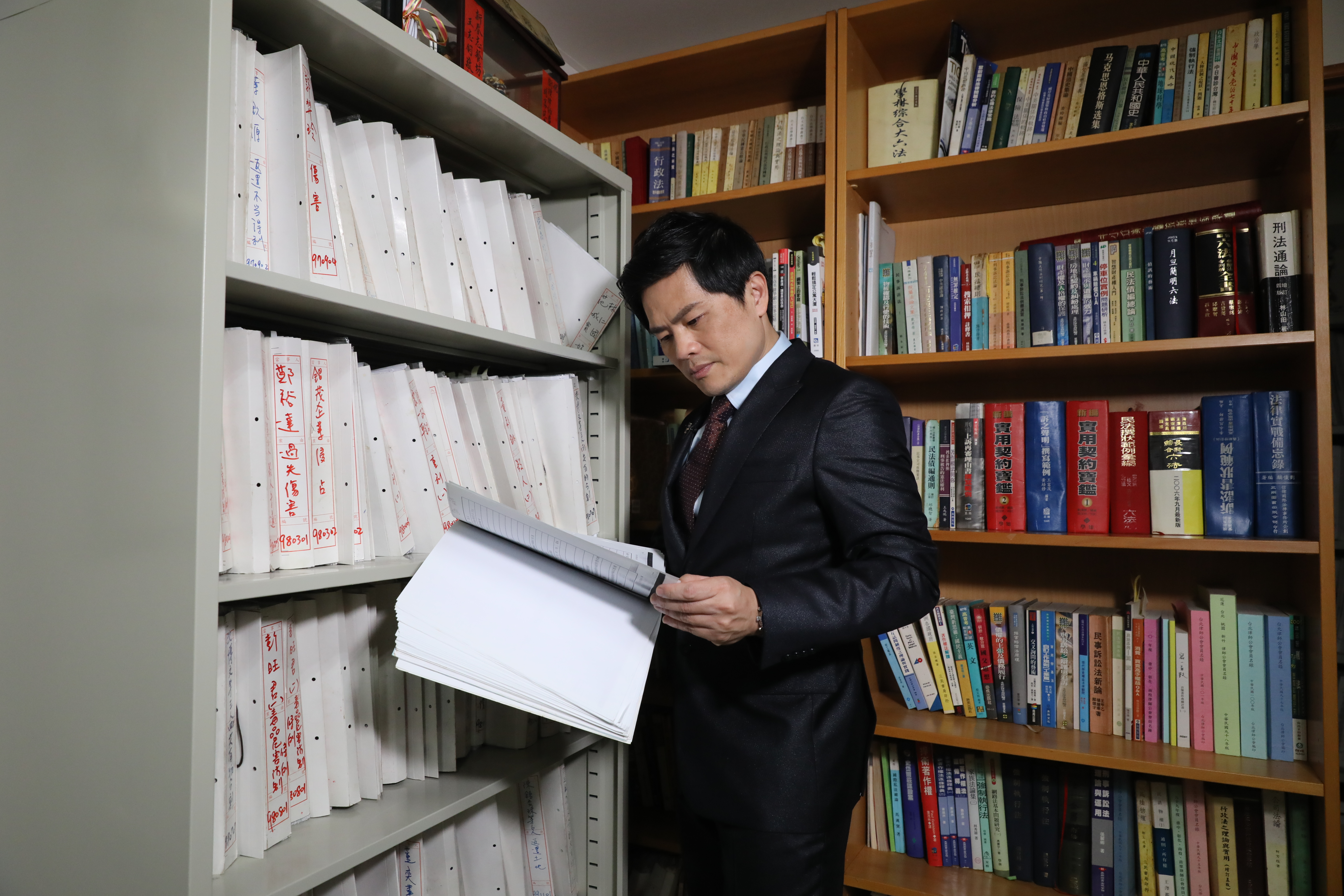 蘇明淵在律師錄取名額不多時就已開業，20年來上千本卷宗堆積在事務所。