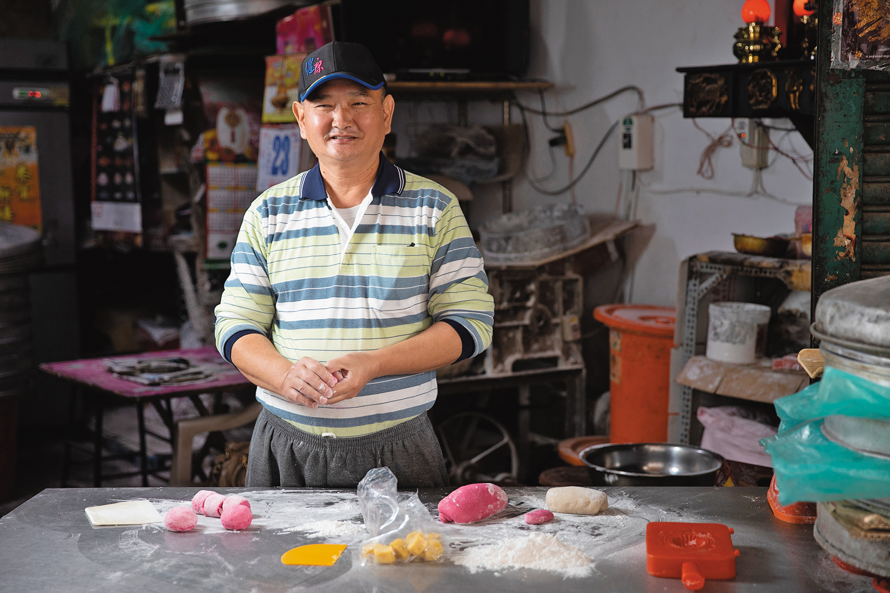 華香珍餅行製餅區位於巷弄內，第三代老闆陳國村15歲便開始學習製作祭祀糕點。