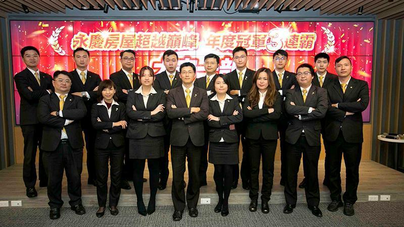 高柏原(圖前排左四)以激發團隊服務力聞名,今年再度獲得店長組冠軍肯定。