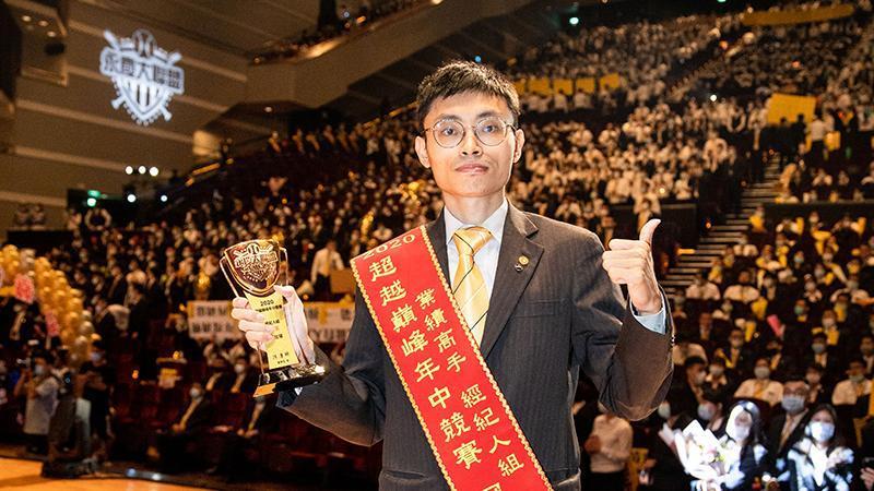 33歲的吳政陽已連續4年獲得超越巔峰經紀人第一名,年年打破自己的業績紀錄。