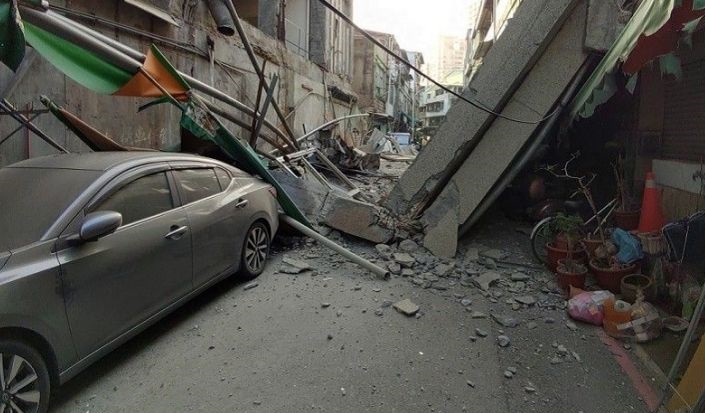 高雄市新興區一棟5樓建築物，前今日戲院圍牆突然坍塌。（消防局提供）