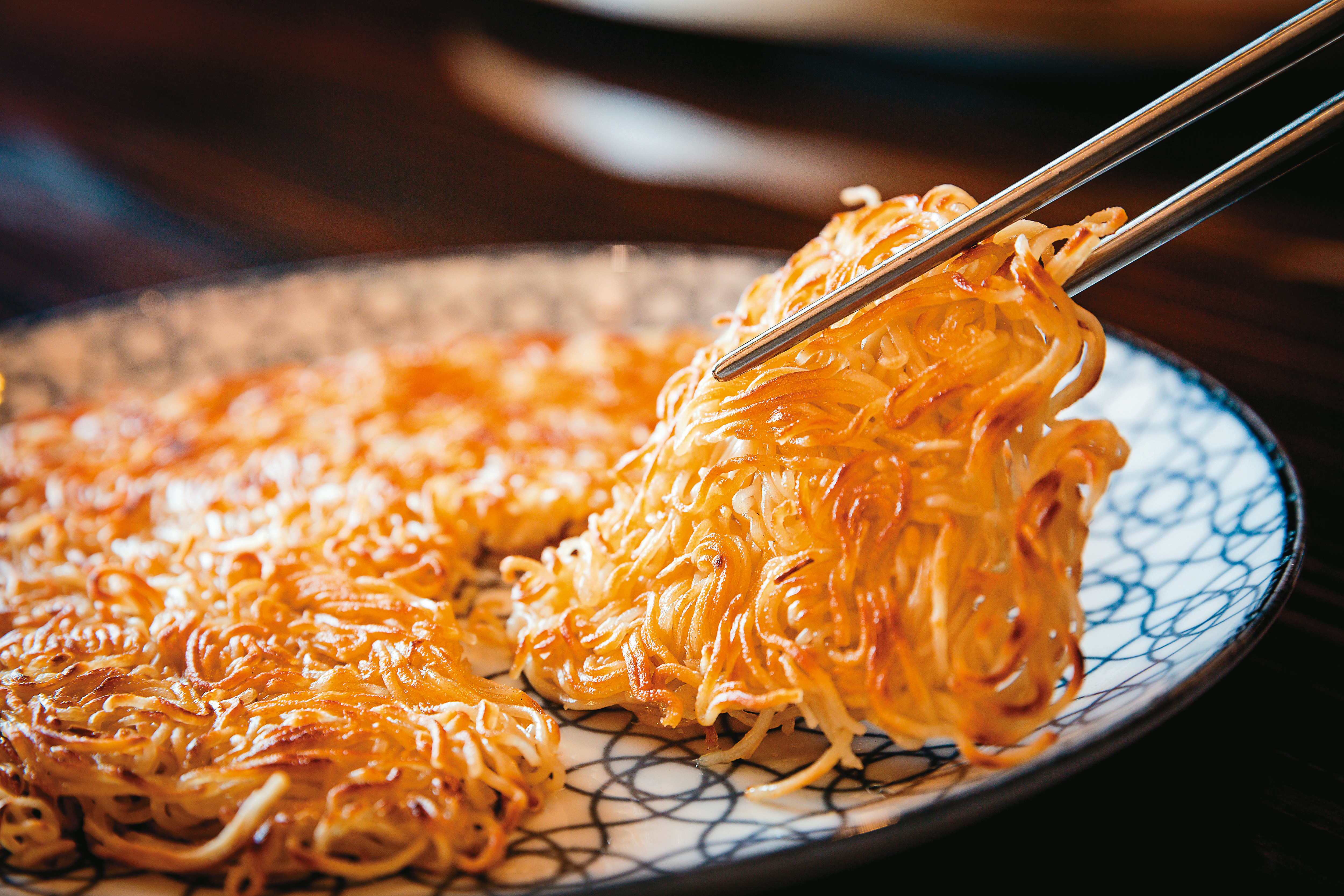 新菜「苦茶油麵線」採用兩面黃的作法，煎到酥脆，是姚成璋的乾媽為了幫他養胃，吩咐家廚做的菜色。（280元／份）