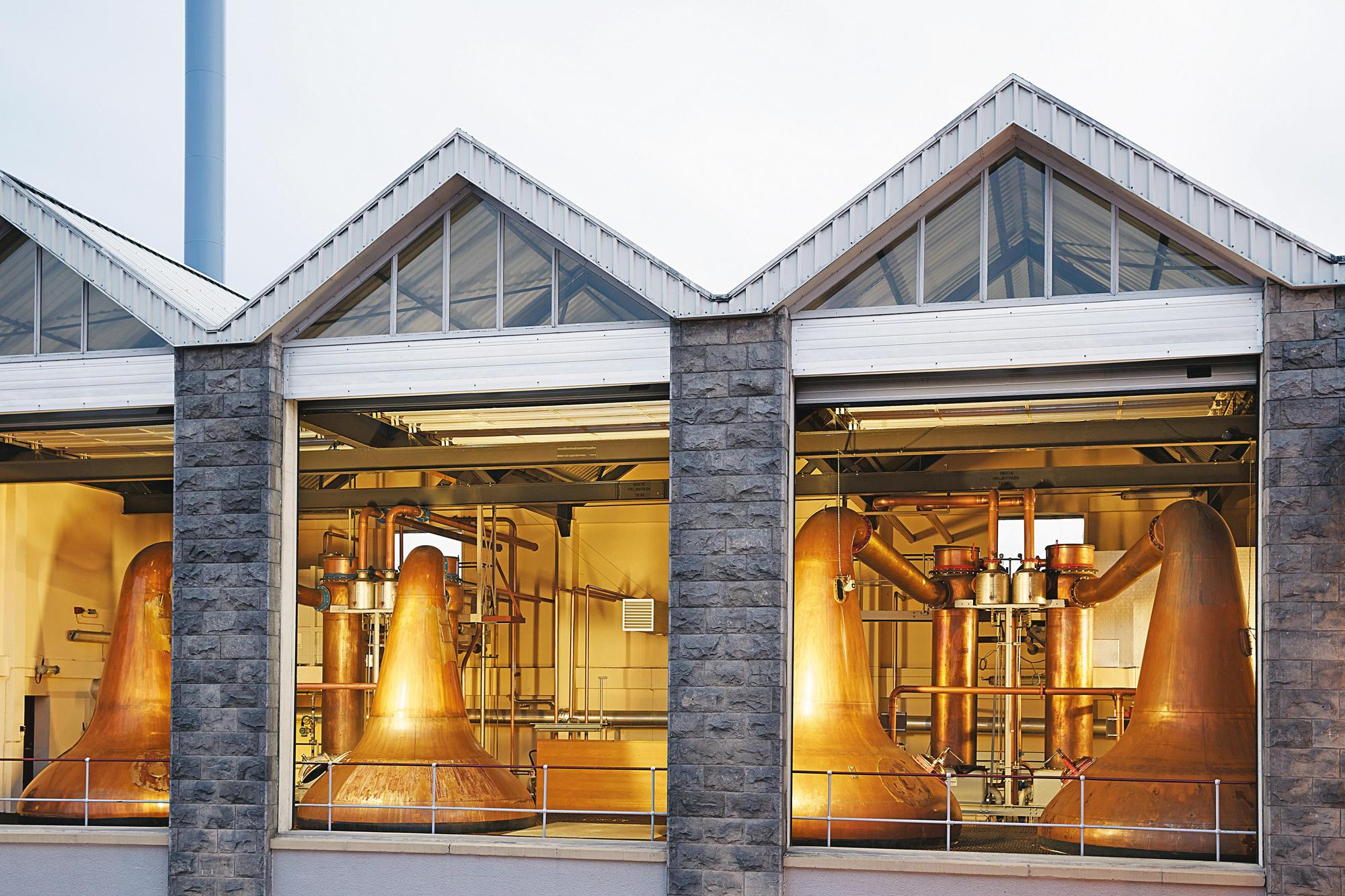 雅墨酒廠原屬於聯合酒業,蒸餾室與不少酒廠同採半開放大型落地櫥窗設計,有種經典味道。