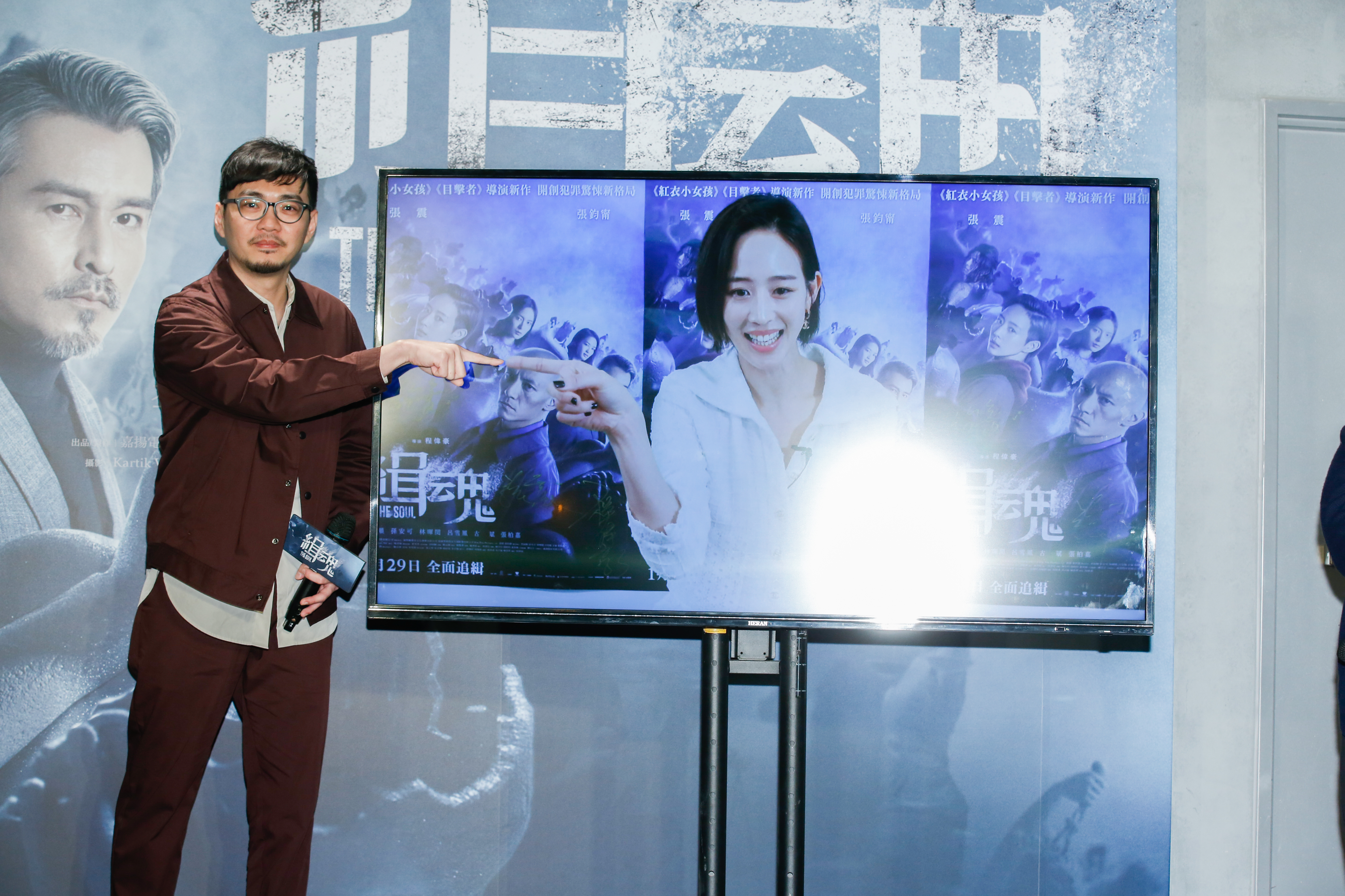 張鈞甯隔離期未滿無法親自出席首映會，只有藉著視訊連線參與，她笑稱衝著導演程偉豪的顏值而合作，現場還與對方用手指來個「第三類接觸」。