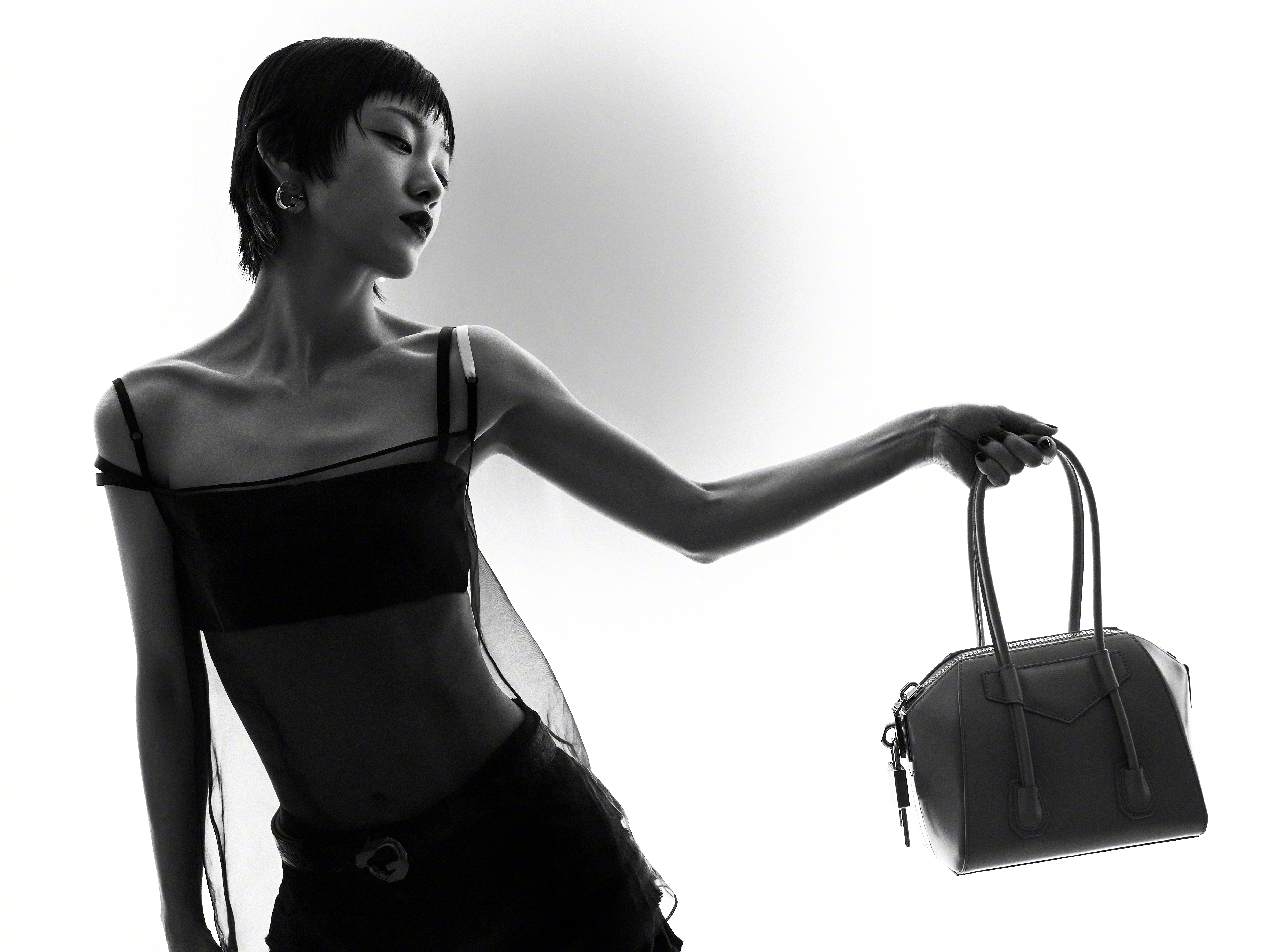 郭采潔參加時尚活動，一襲薄紗透視裝秀出性感的鎖骨及小蠻腰。（翻攝自郭采潔微博）