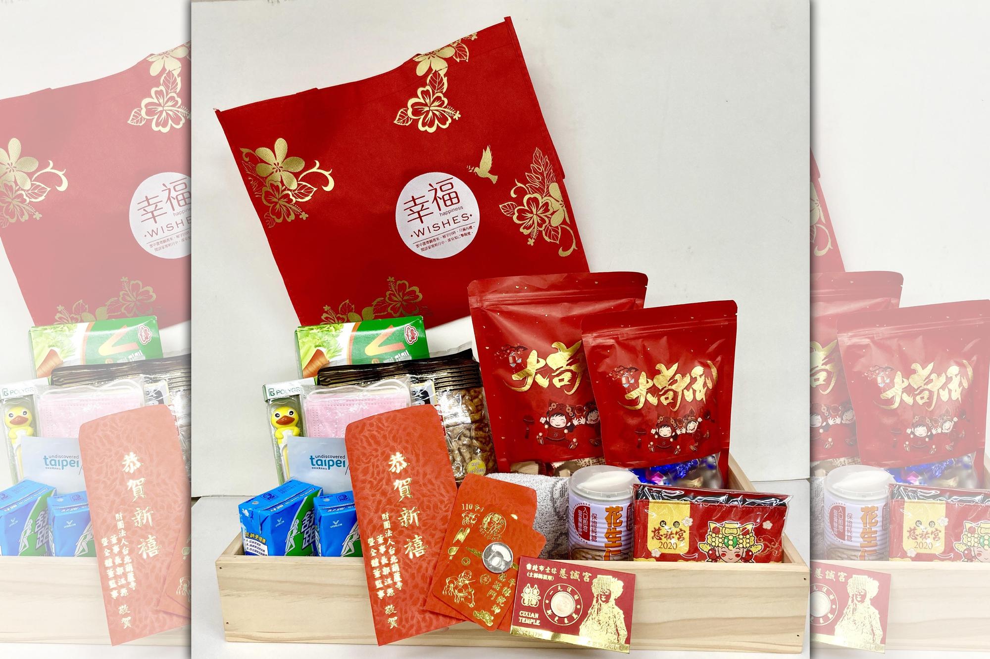 台北市政府自28日起限量發放3,000份新春祝賀關懷包予本國籍居家檢疫者。(台北市民政局提供)