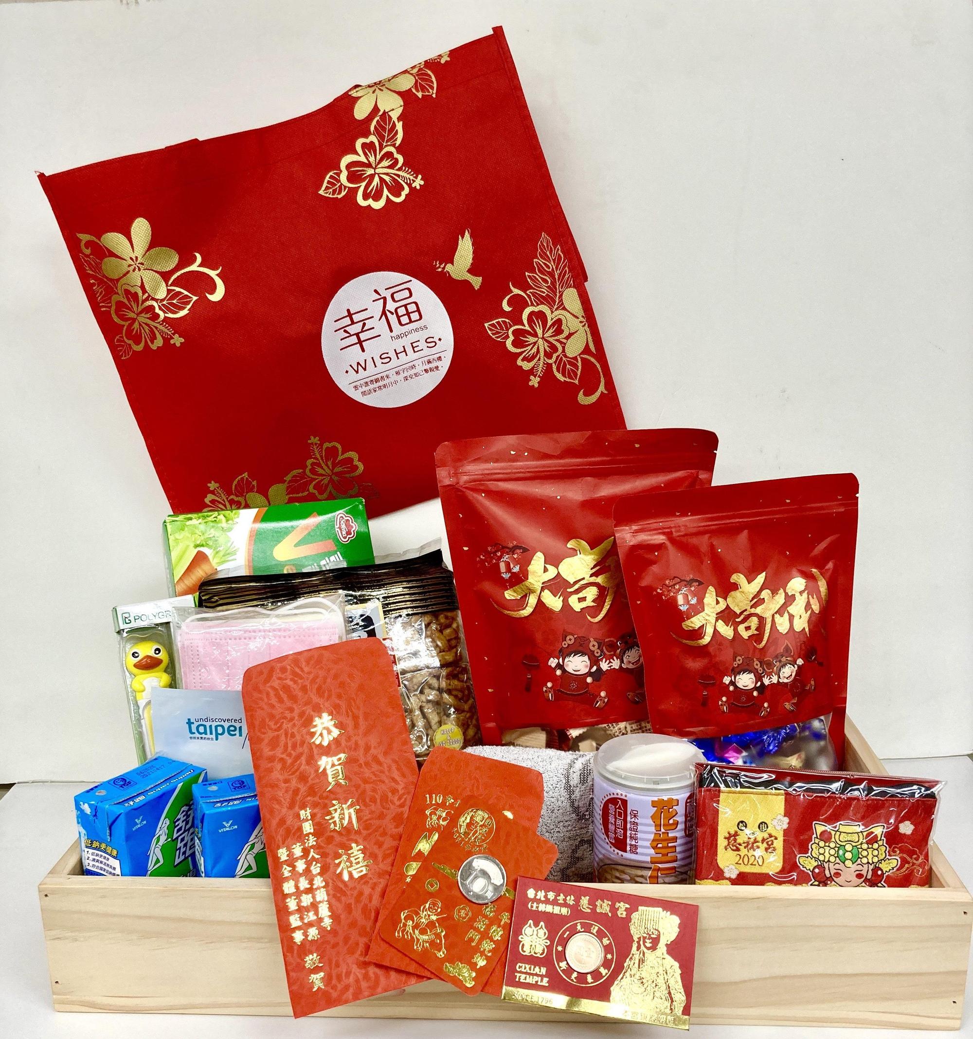 新春祝賀關懷包內有新春發財金、年節巧克力、賀歲餅乾、熊讚面膜、祝福零錢包、健康毛巾、防疫口罩、體溫計、垃圾袋及餅乾、泡麵等相當豐富的關懷物資。(台北市民政局提供)