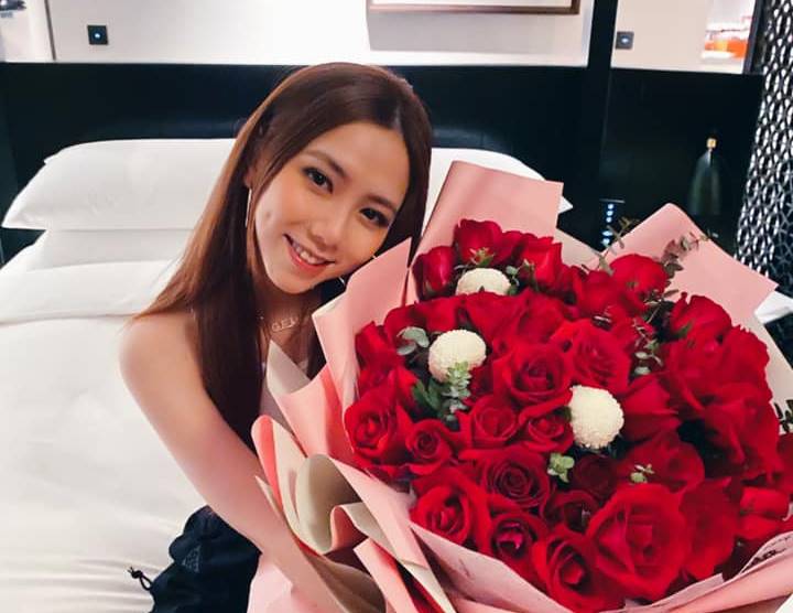 媒體接獲爆料，指控鄧紫棋9大罪狀，不僅苛刻員工30%薪資，還會A走同事的禮物。（翻攝自鄧紫棋臉書）