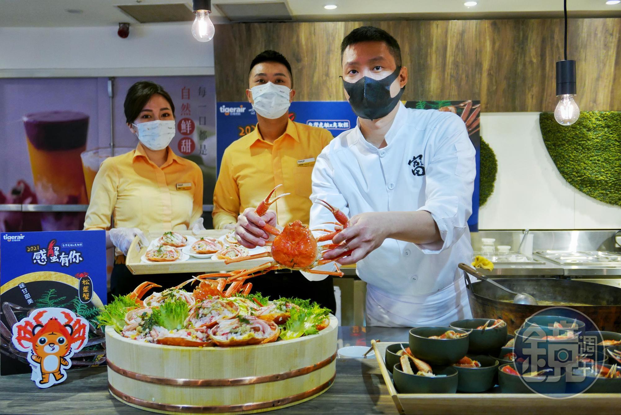 日本料理名廚王祥富(右)分享如何在家料理日本松葉蟹與紅楚蟹的訣竅。