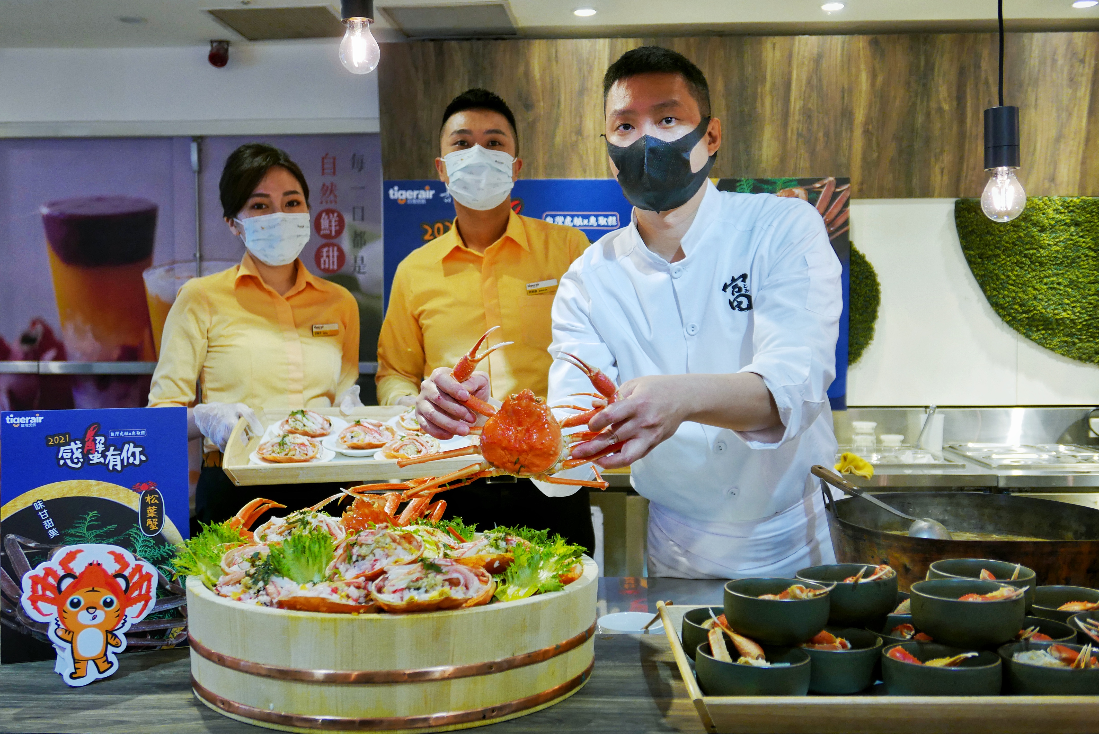 日本料理名廚王祥富（右）分享如何在家料理日本松葉蟹與紅楚蟹的訣竅。