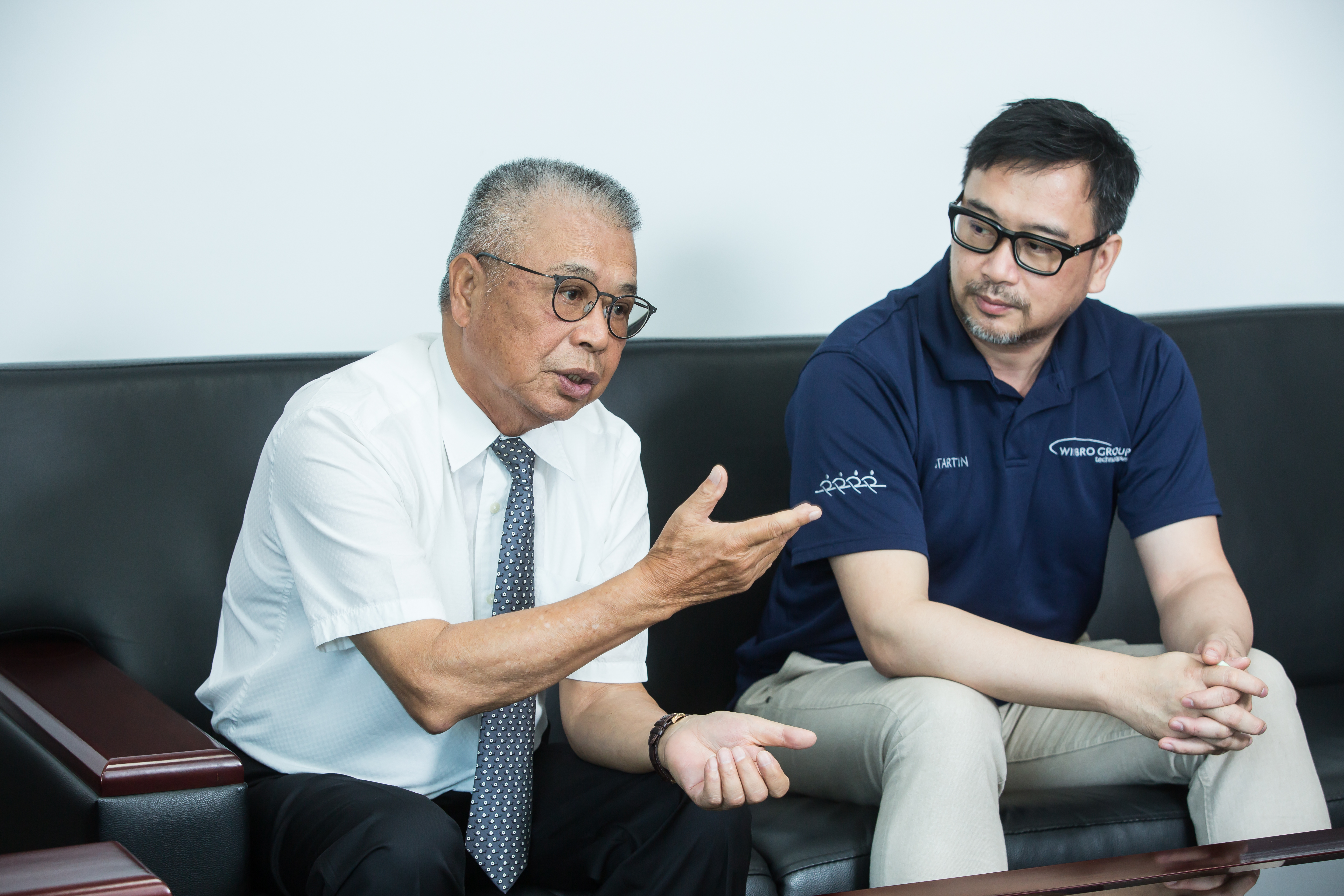 謝瑞木（左）是台灣工具機業界的老先覺，他把近期接連而來的利空衝擊，當成上天給兒子謝天昕（右）的磨練。