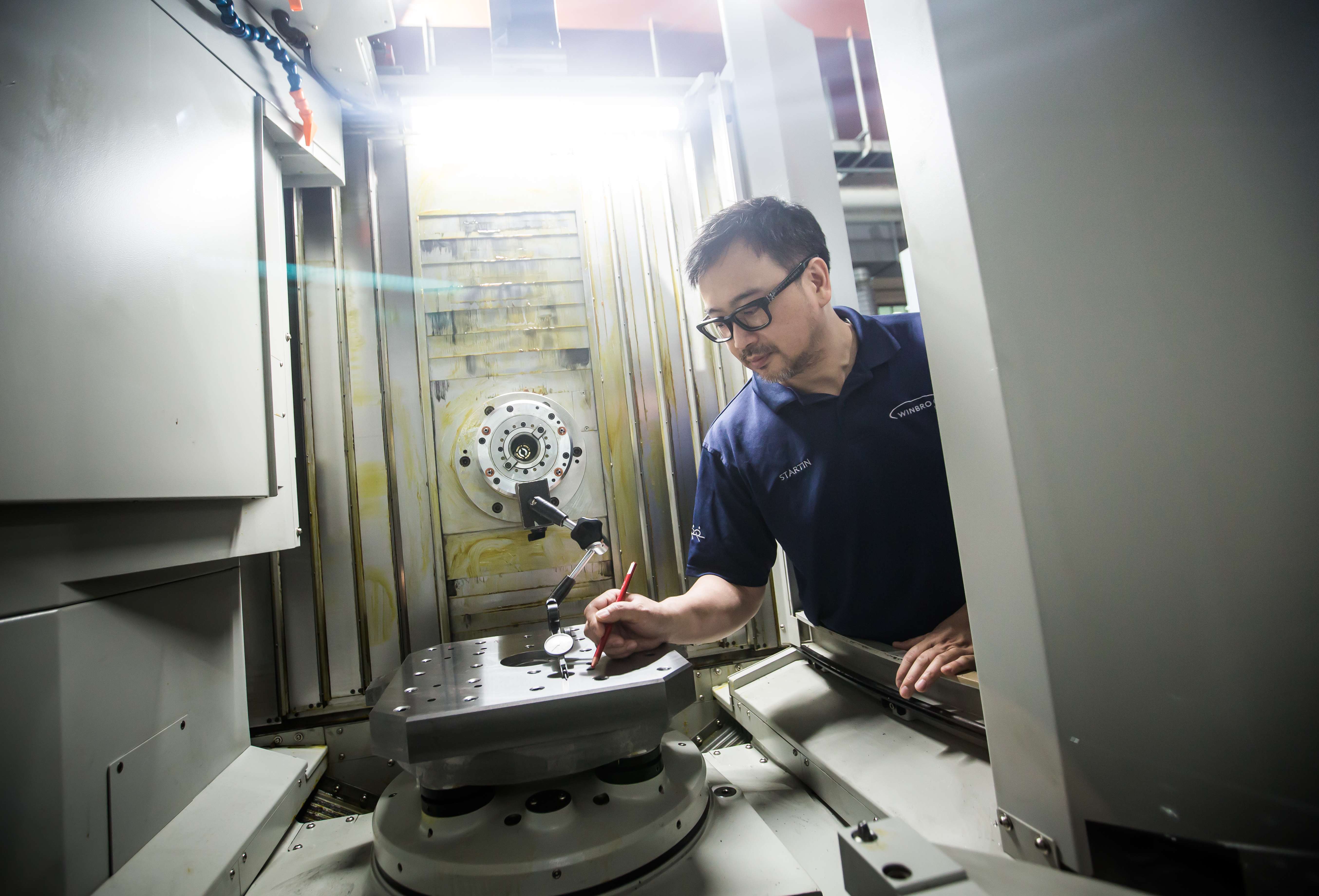 謝天昕接任百德機械總經理後，提前布局雷射與半導體領域，並藉併購壯大實力。