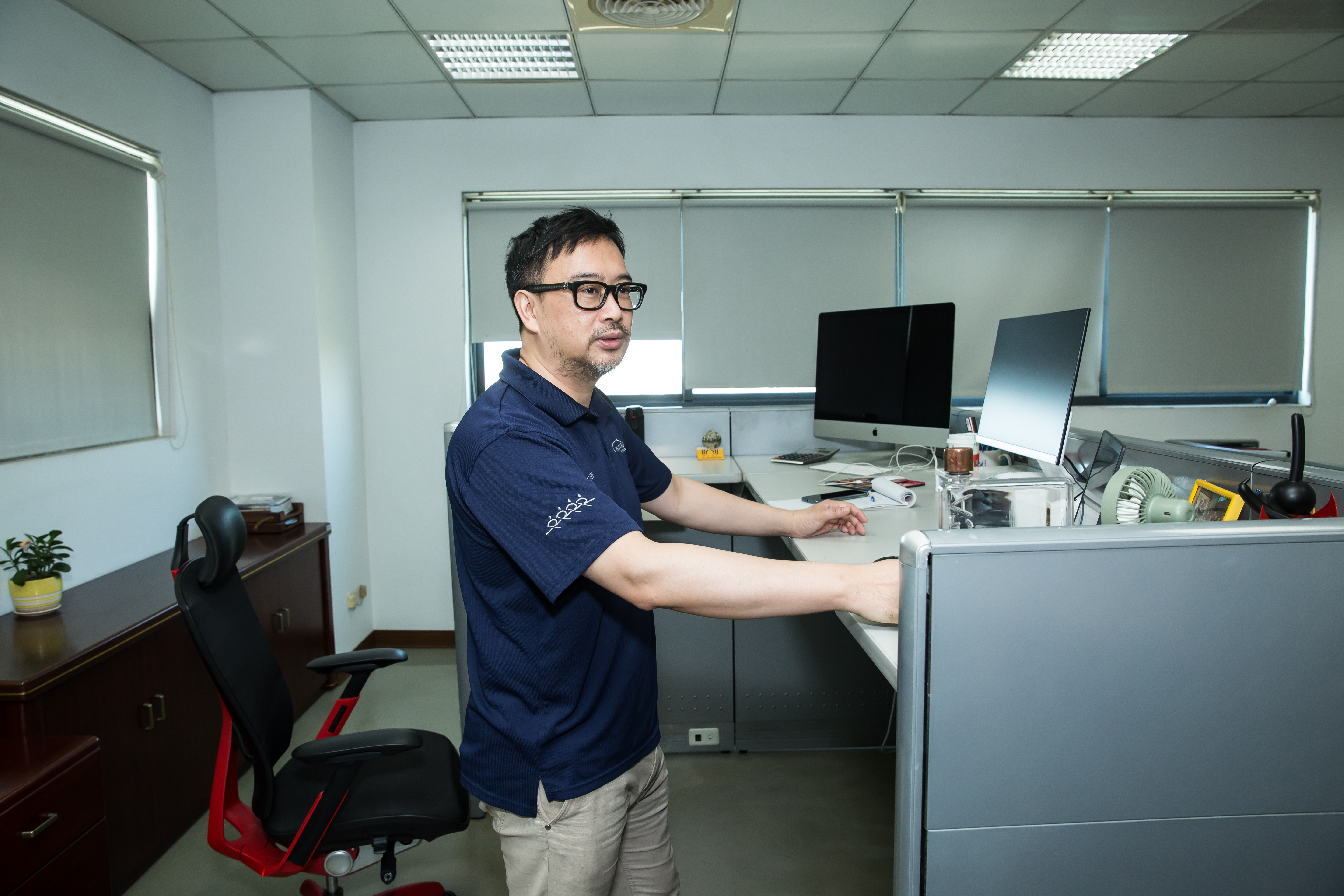 謝天昕每天習慣站著上班，他說這不是自我懲罰，而是為了讓精神更好。