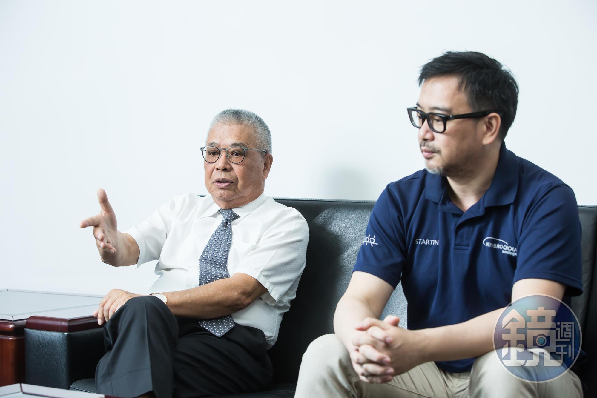 謝瑞木(左)是台灣工具機業界的老先覺,他認為隨著疫苗研發、施打,今年工具機業會更好。右為獨子百德機械總經理謝天昕。