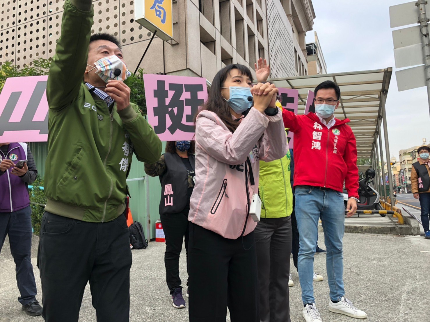 綠營民代力挺黃捷（中），連日幫忙宣傳「不同意罷免」。（翻攝黃捷臉書）