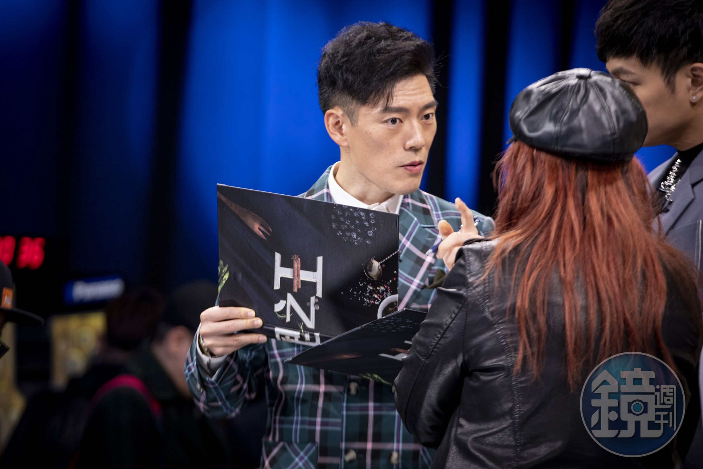 Jason 在《料理之王》的錄影現場，很少有閒下來的時候，總是忙著做筆記、拍照，或是和工作人員討論。
