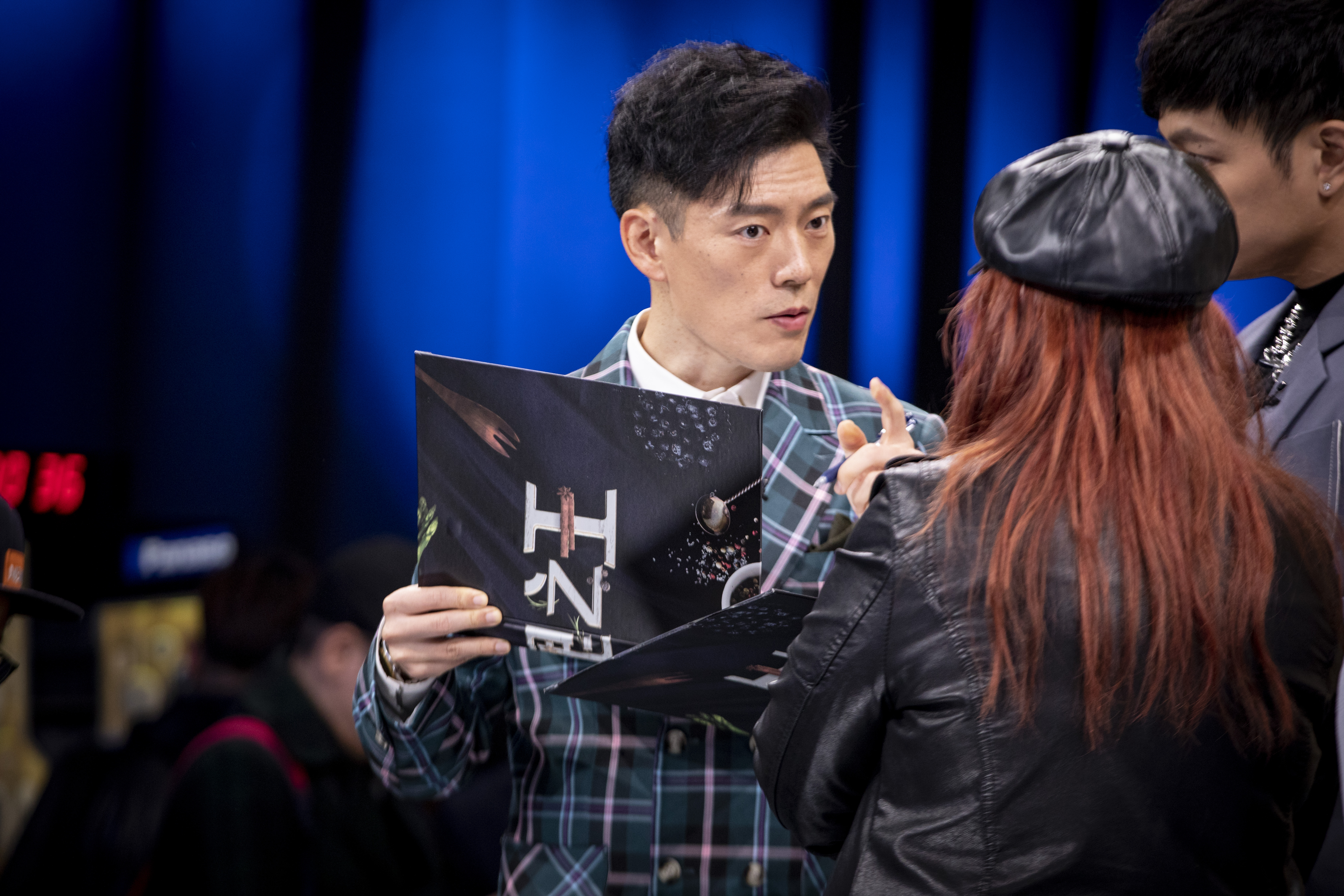 Jason 在《料理之王》的錄影現場，很少有閒下來的時候，總是忙著做筆記、拍照，或是和工作人員討論。