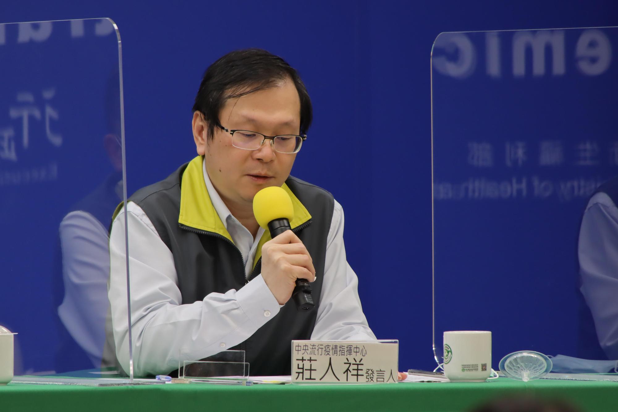 針對傳出有檢疫官被推倒一事，莊人祥回應，據悉是要推的人自己跌倒。（指揮中心提供）
