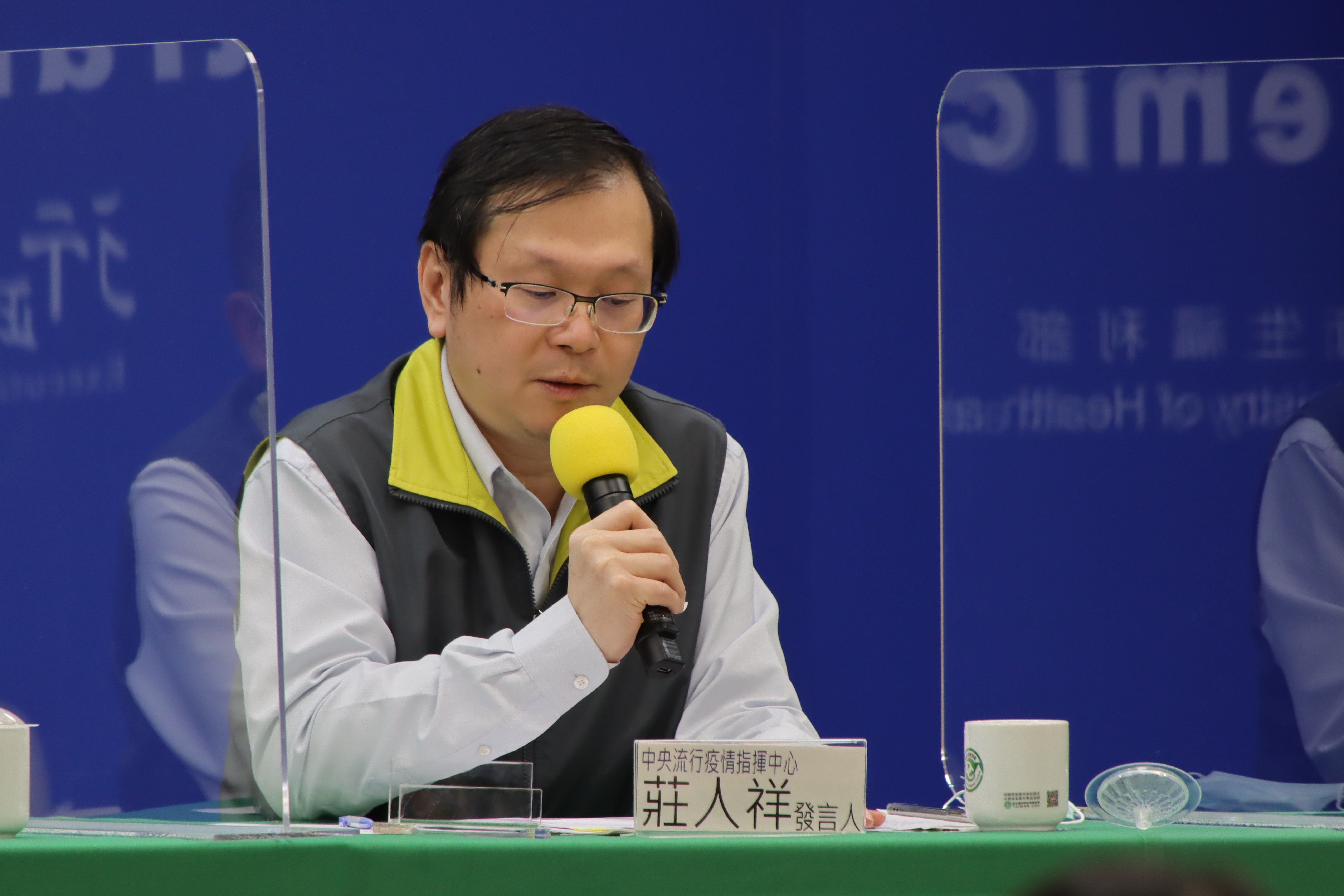 針對傳出有檢疫官被推倒一事，莊人祥回應，據悉是要推的人自己跌倒。（指揮中心提供）