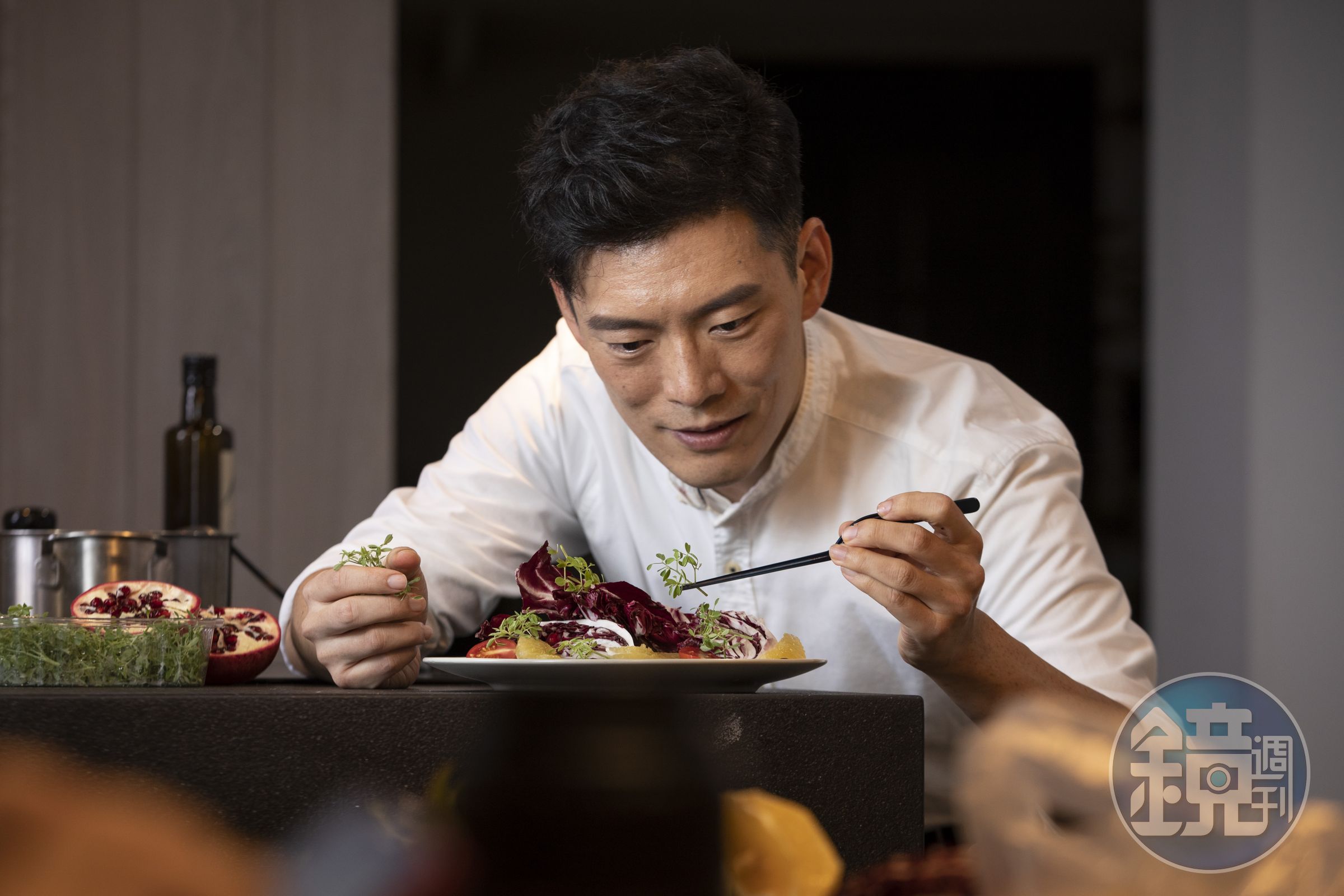 Jason對料理偏執，任何小細節都不放過，讓身邊的經紀人和工作人員印象深刻。