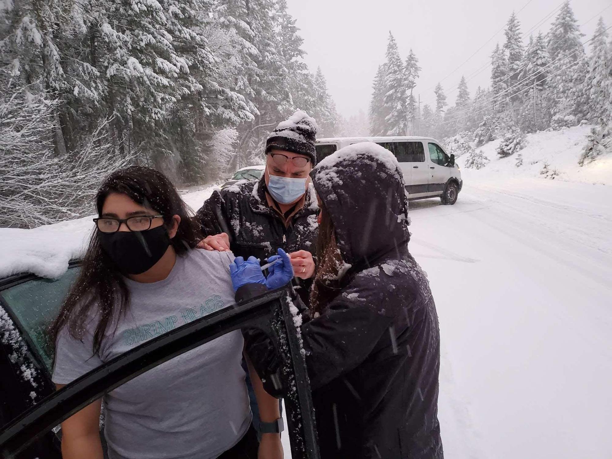 受困大風雪憂疫苗過期,美國公衛人員就地拉志願者接種。(翻攝自facebook.com/JosephineCountyPublicHealth)