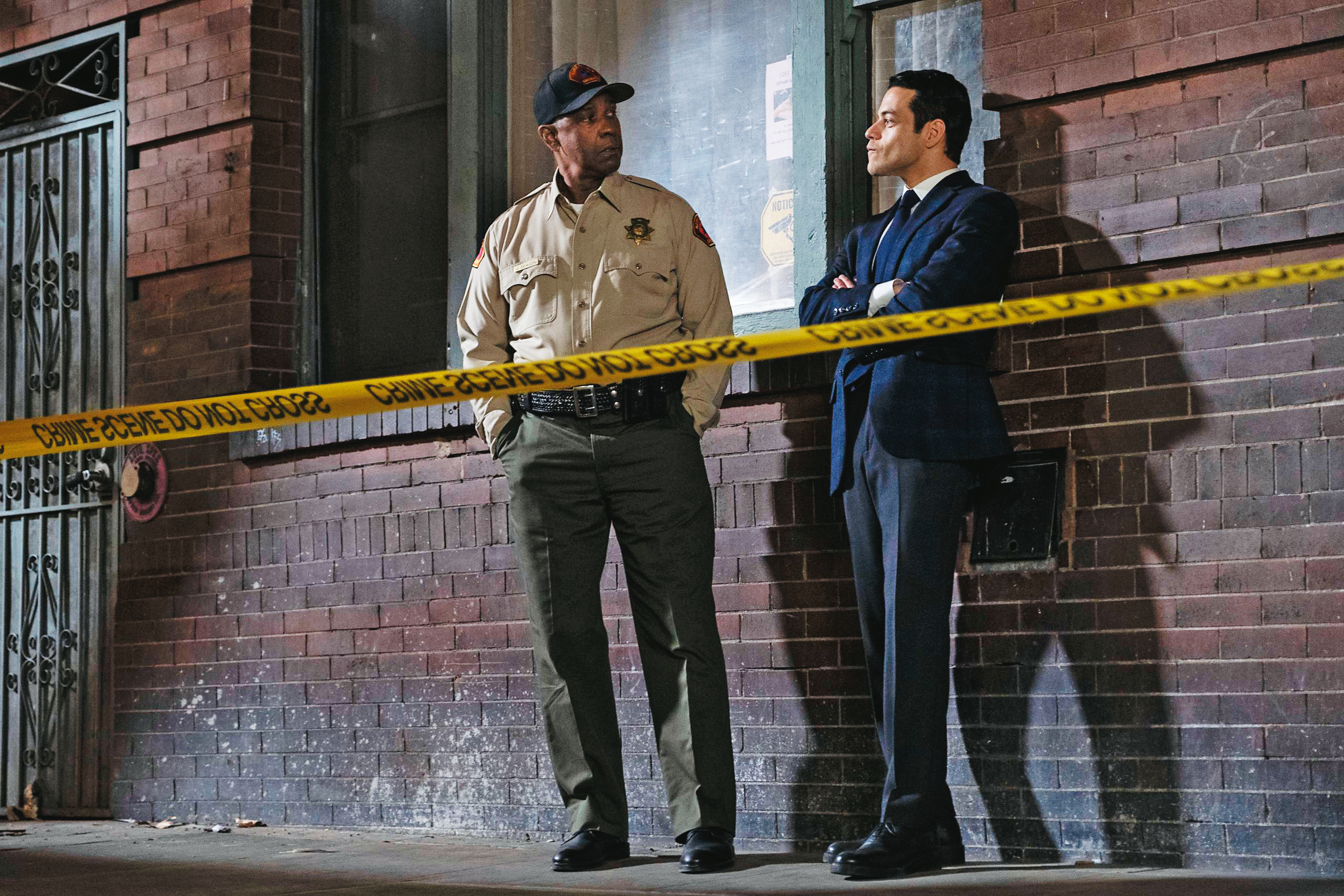 兩位警察鐵了心要找出謀殺案凶手，卻怎樣都無法破案。電影看似緝凶警匪片，探討的卻是幽微人性。（華納提供）