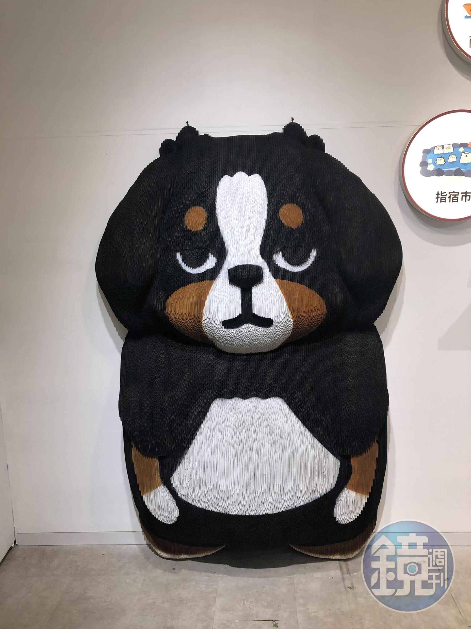 比一個成人高的黑熊，占據快閃店的一隅。