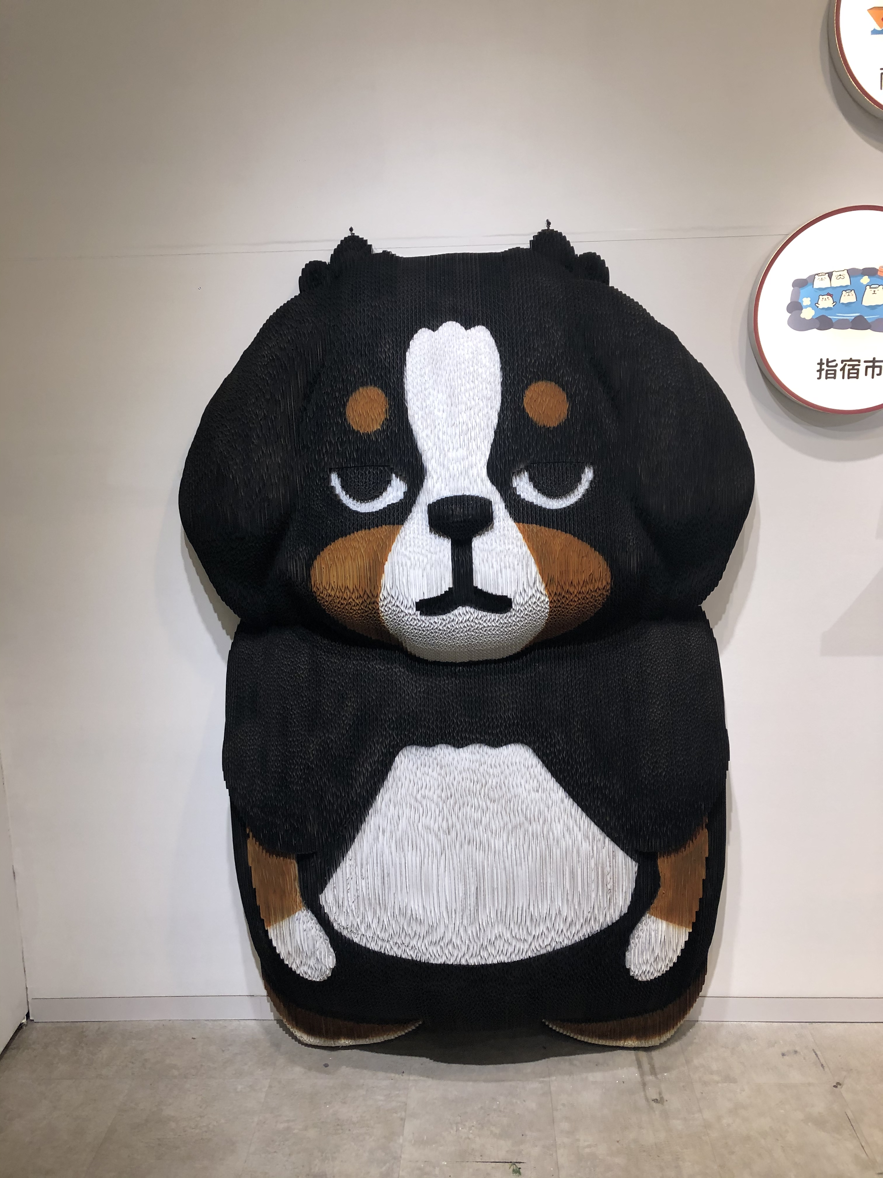比一個成人高的黑熊，占據快閃店的一隅。