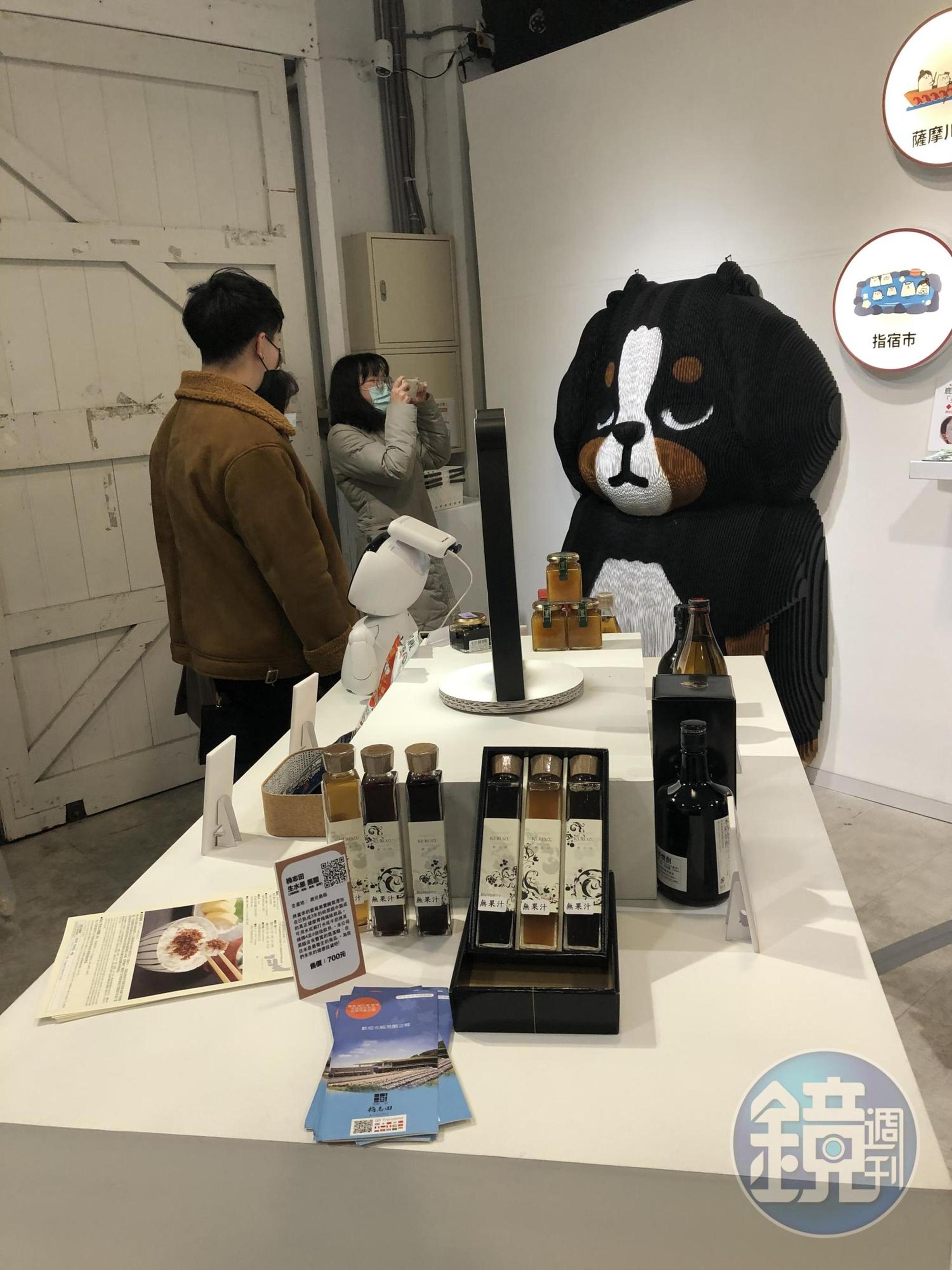 表情好萌的黑熊，吸引不少遊客跟它合照。
