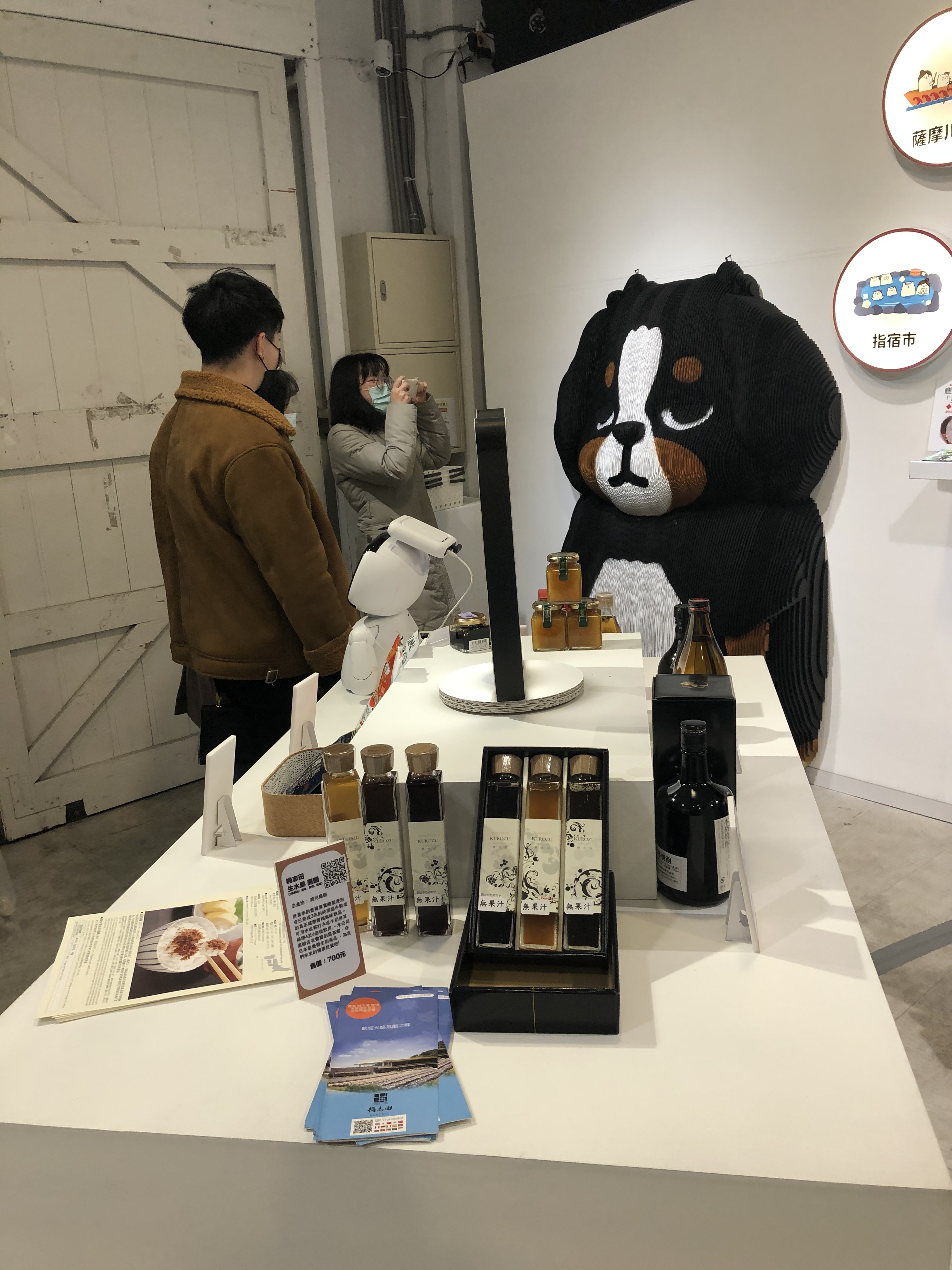 表情好萌的黑熊，吸引不少遊客跟它合照。