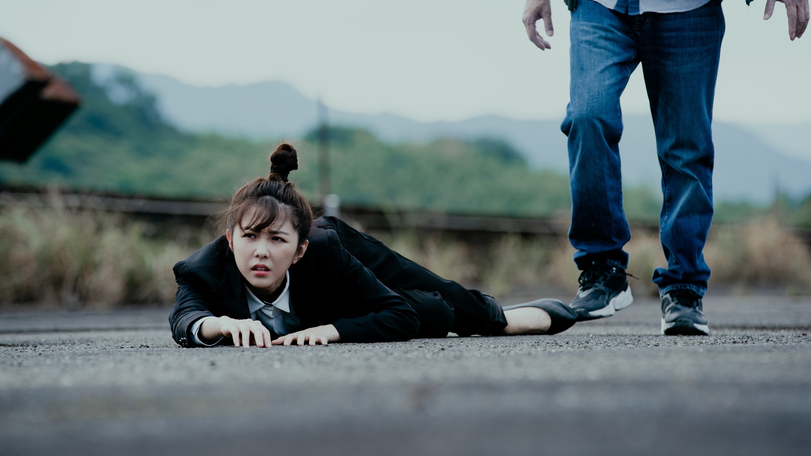 邵雨薇為了劇情需要，頂著高溫趴在柏油路面上。（三立提供）