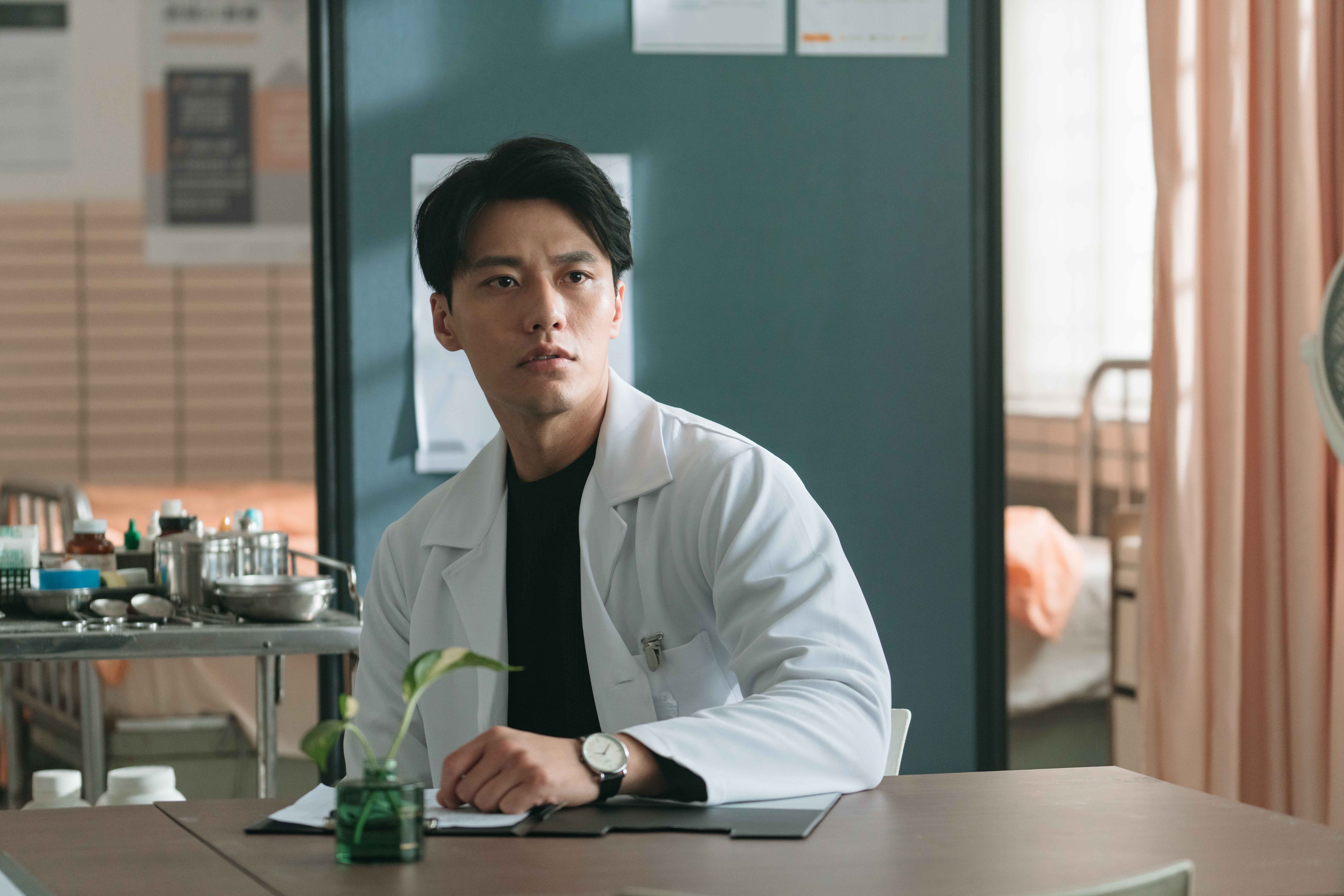 張睿家在《永遠的第一名》客串演出神祕校醫。（WeTV、結果娛樂提供）