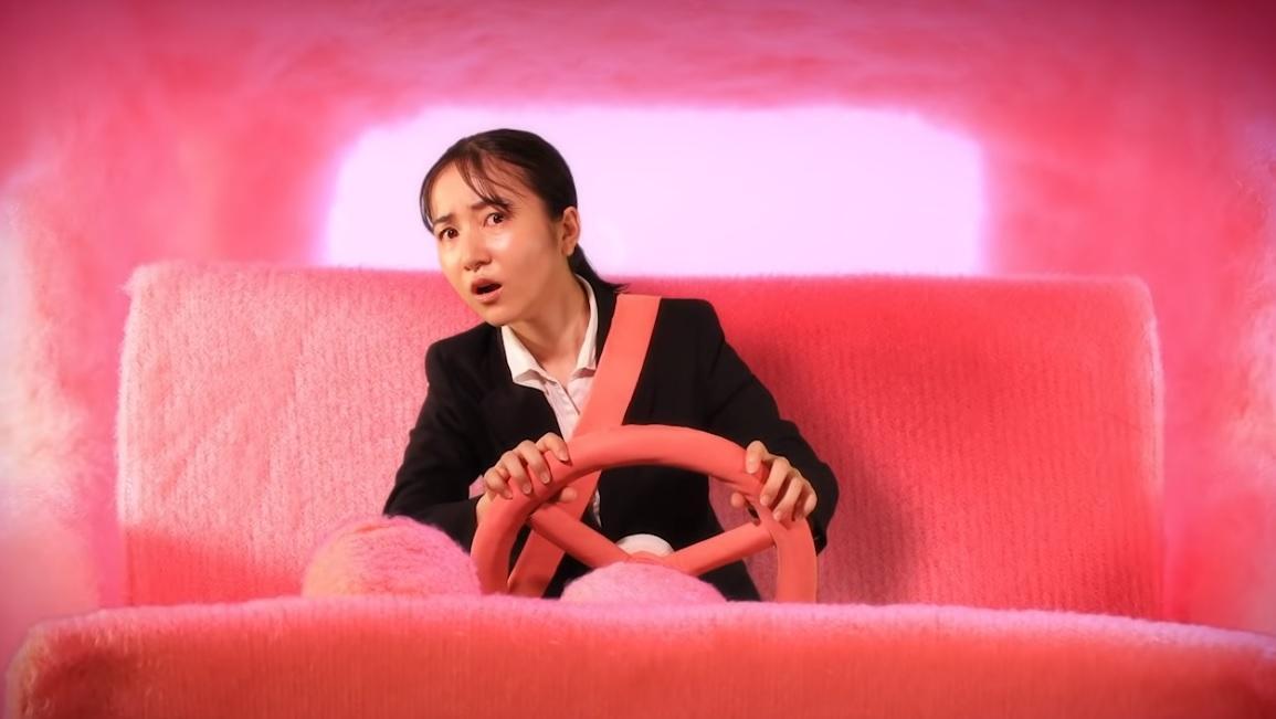 見里瑞穗曾出現在首集《PUI PUI 天竺鼠車車》,客串飾演被卡在車陣的駕駛。(翻攝自Muse木棉花-TW YouTube頻道)