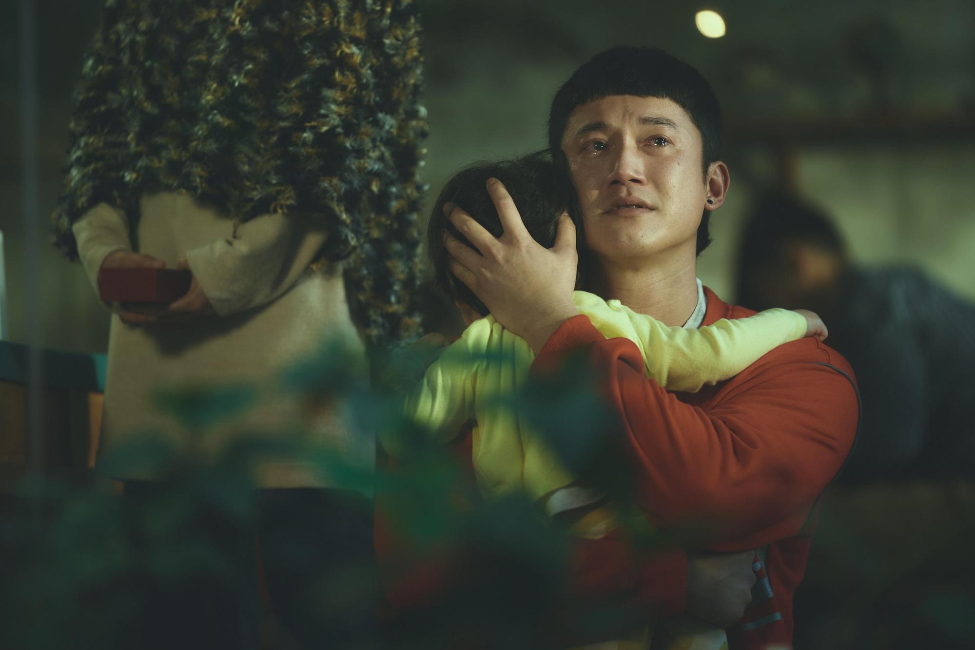 為了讓1歲半童星主動擁抱的劇情,吳慷仁一跪就是4個小時,才換來這完美的鏡頭。(華納兄弟提供)