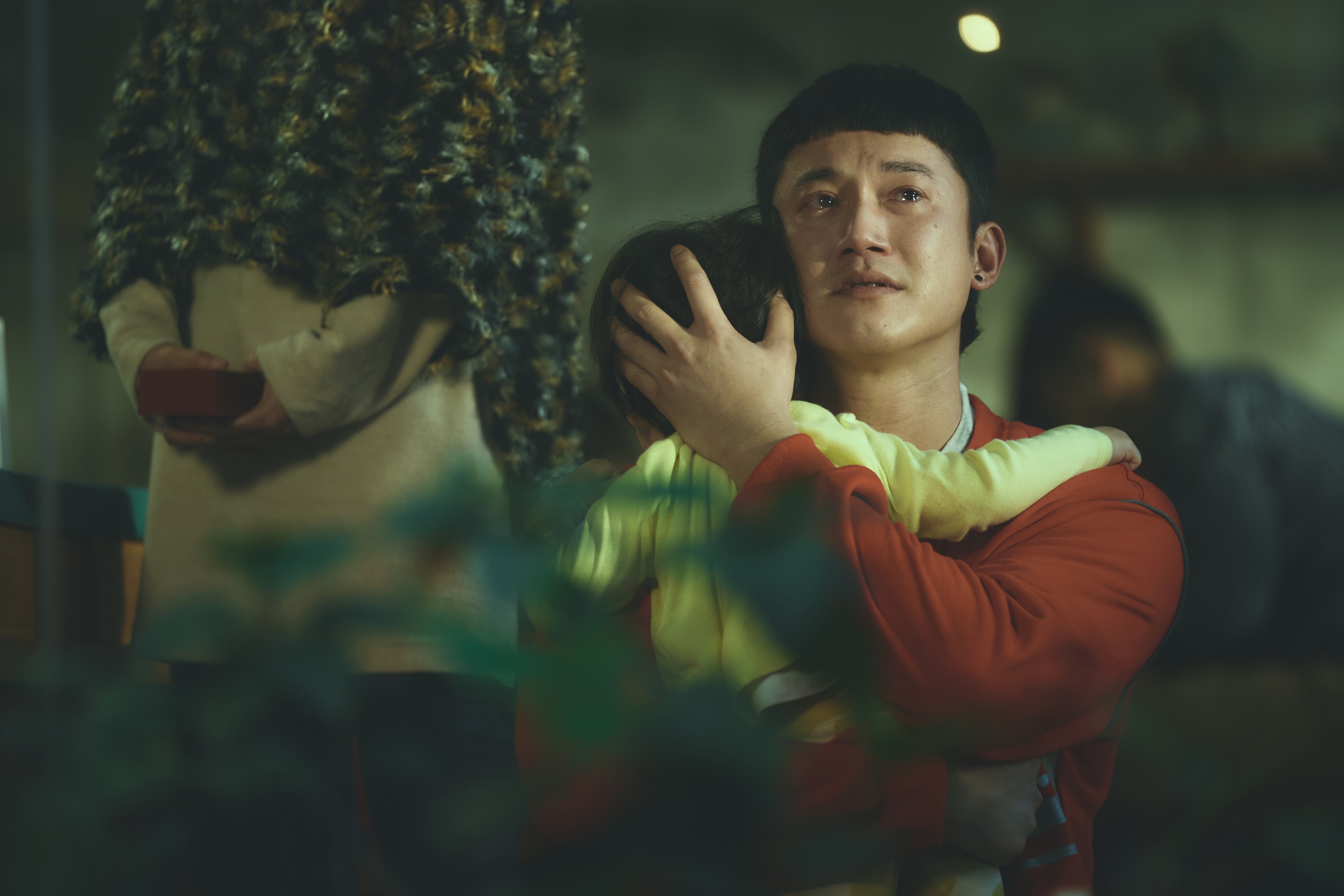 為了讓1歲半童星主動擁抱的劇情，吳慷仁一跪就是4個小時，才換來這完美的鏡頭。（華納兄弟提供）