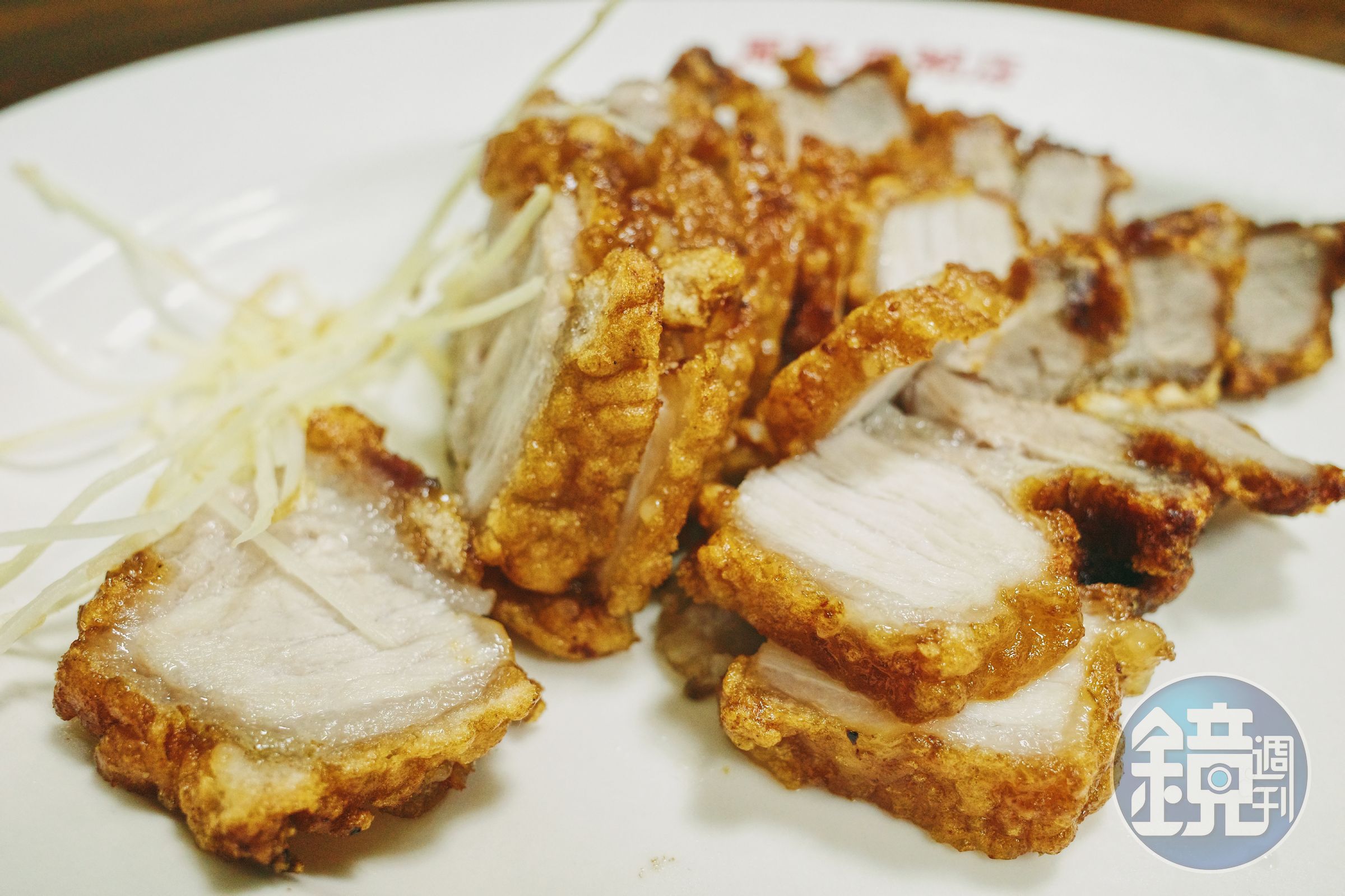 「周記肉粥店」喧賓奪主的紅燒肉。（100元／份，計價方式為27元／兩）