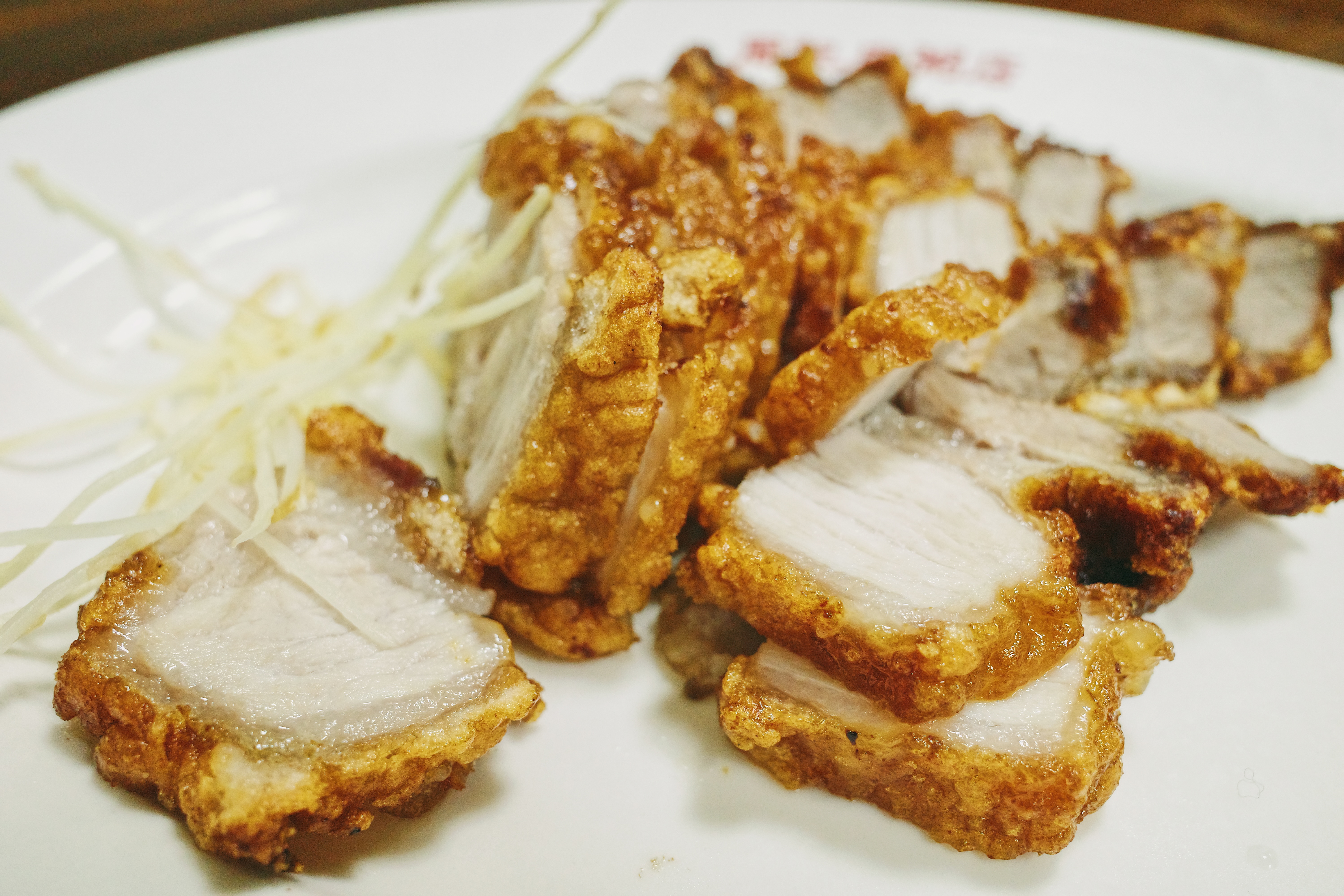 「周記肉粥店」喧賓奪主的紅燒肉。（100元／份，計價方式為27元／兩）