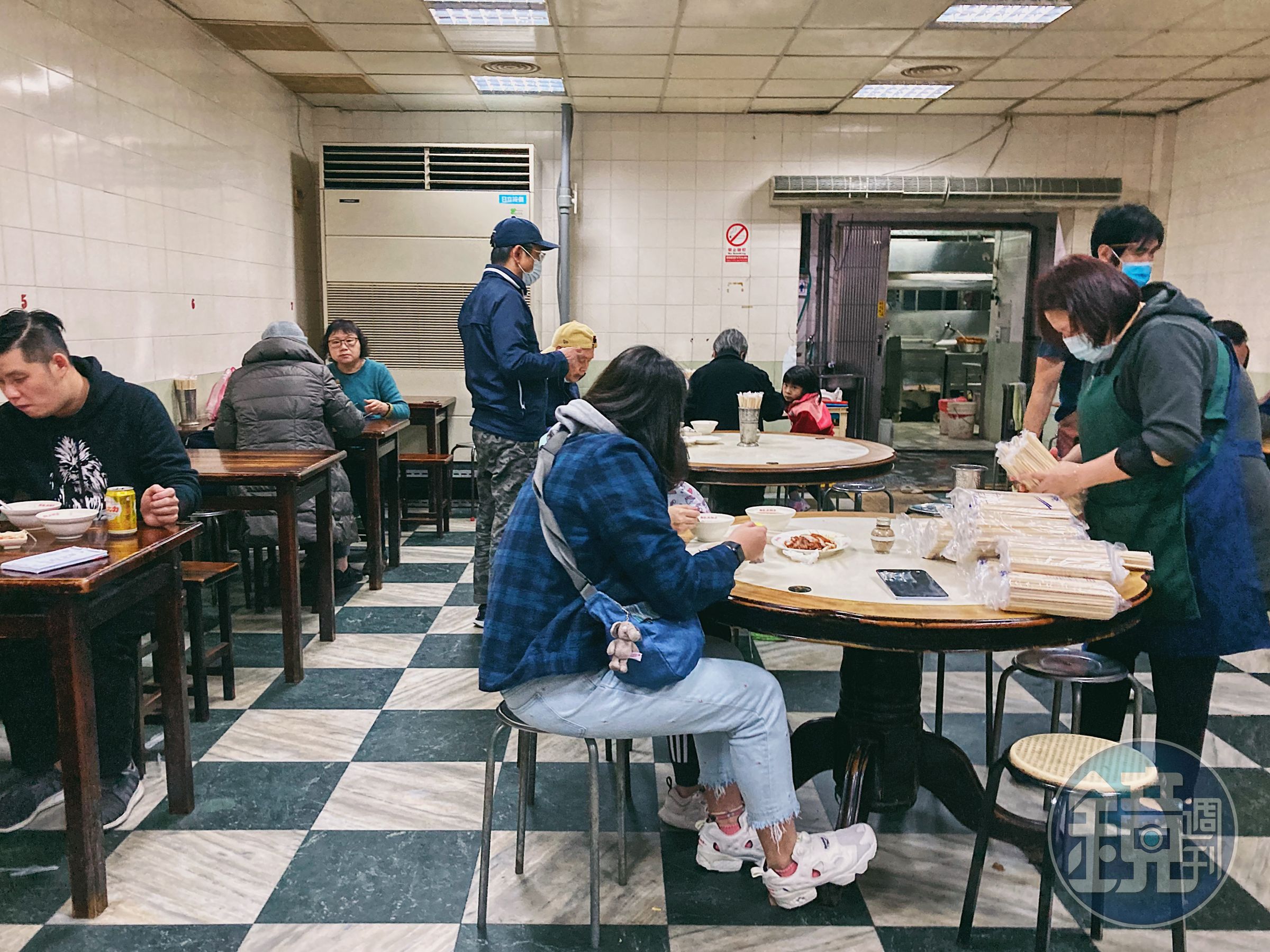 打烊前一個半小時，還是座無虛席的「周記肉粥店」。