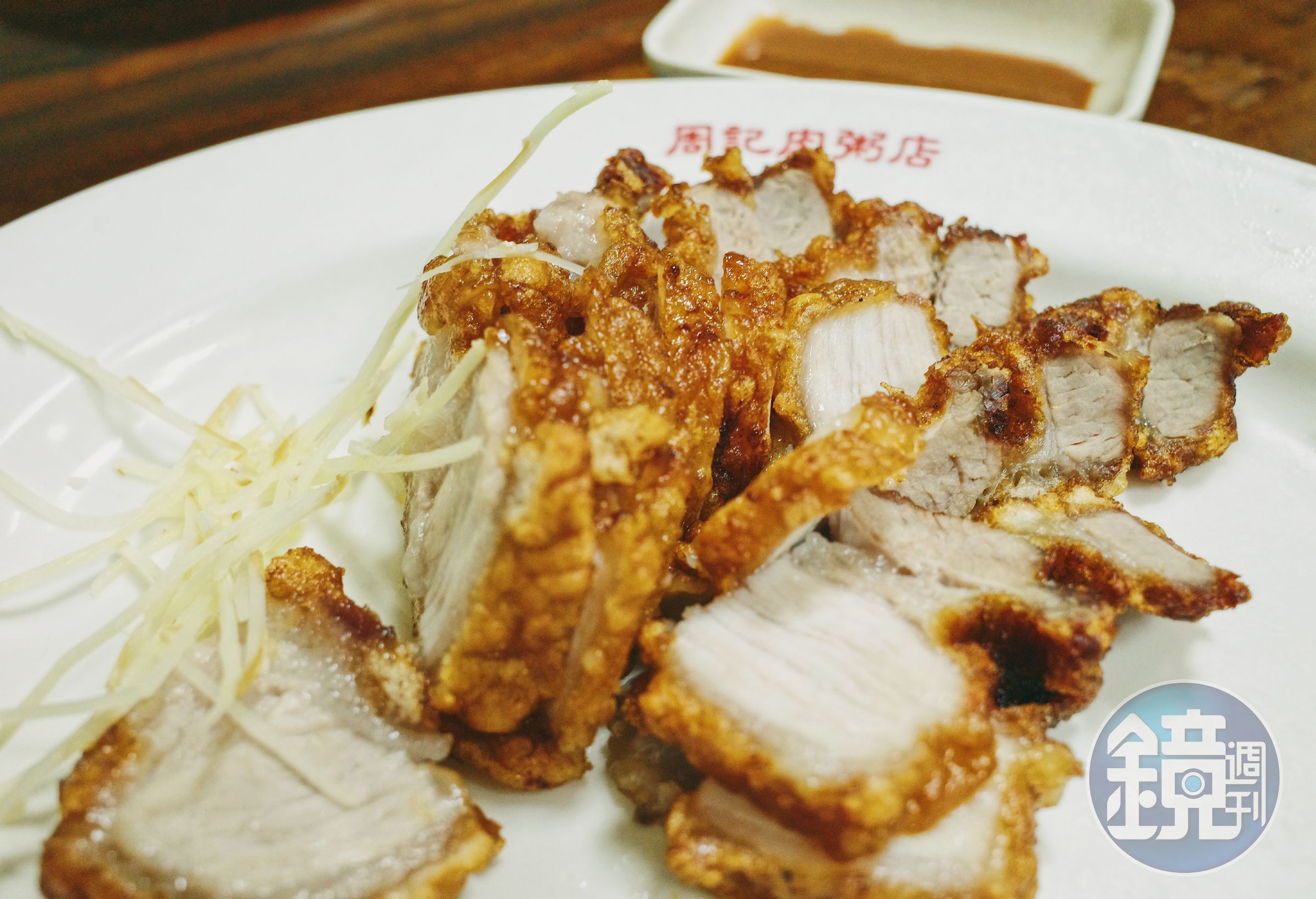 紅燒肉可以蘸醬油或者特製甜醬，兩種混一起也是另一番滋味的第三種選擇。
