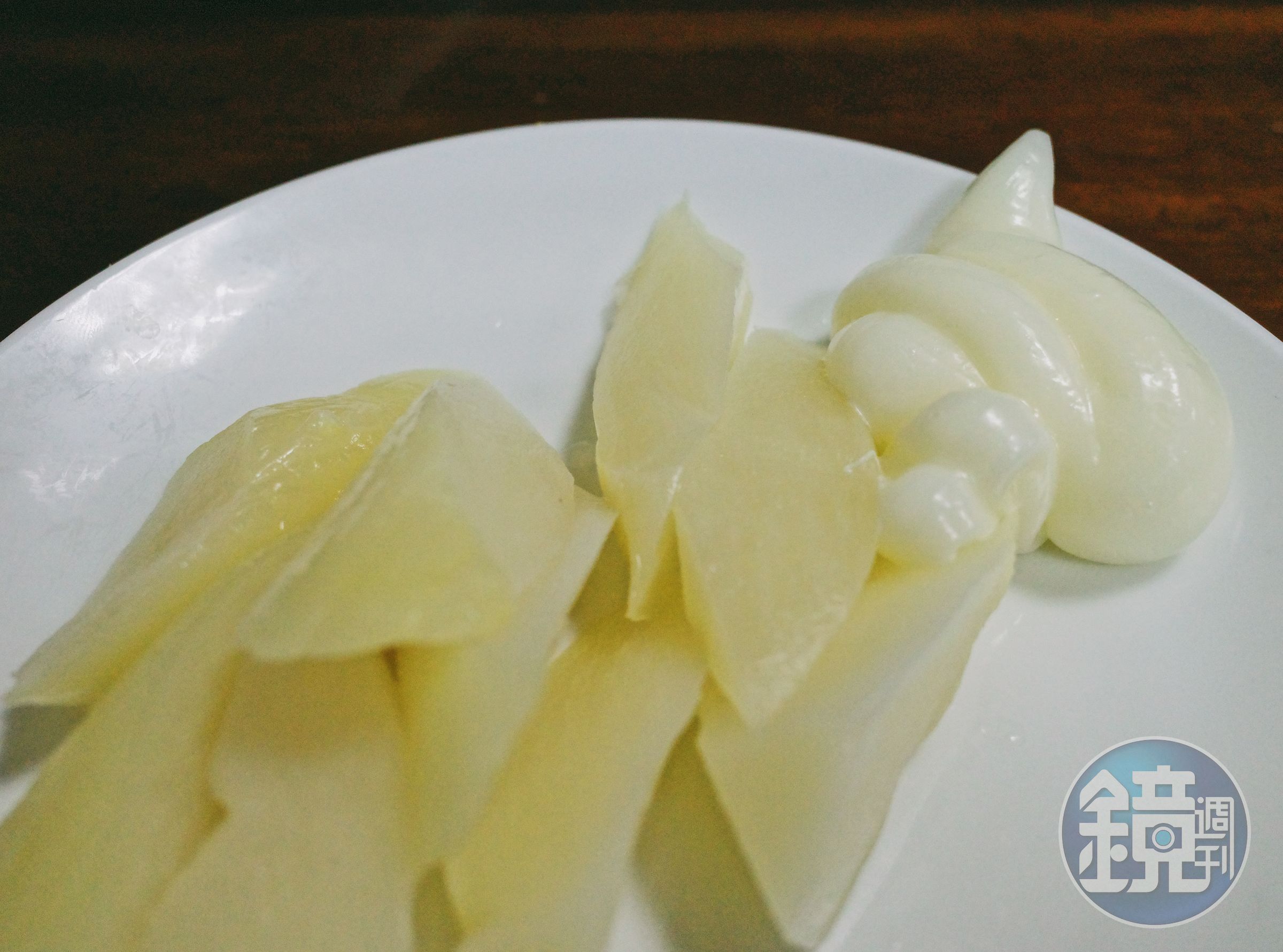 甜「涼拌筊白筍」帶著水感的鮮味十足，脆中帶嫩。對，我又加點了。（60元／份，可選搭美乃滋或醬油）