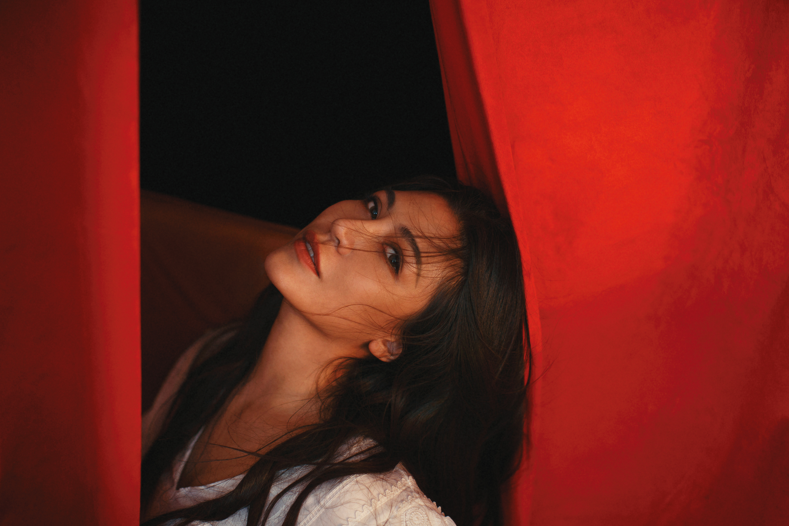 被歌迷暱稱「姨娘」的艾怡良， 跑去拍戲不說， 整個造型改頭換面， 差點讓大家認不出來。