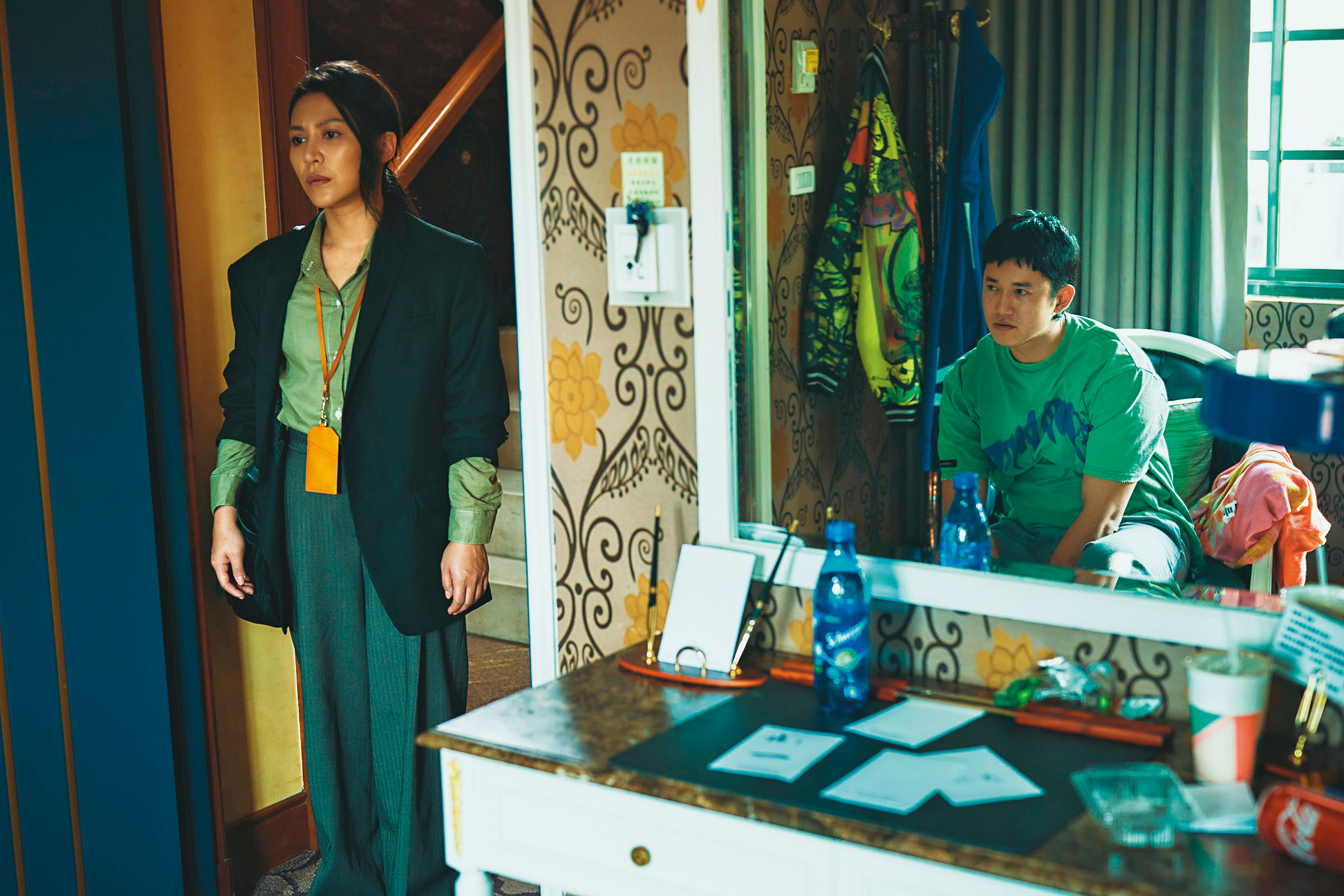 歌手出身的艾怡良（左）初登大銀幕，與吳慷仁（右）一起詮釋徐譽庭劇本中為愛受傷的現代都會男女。（華納提供）