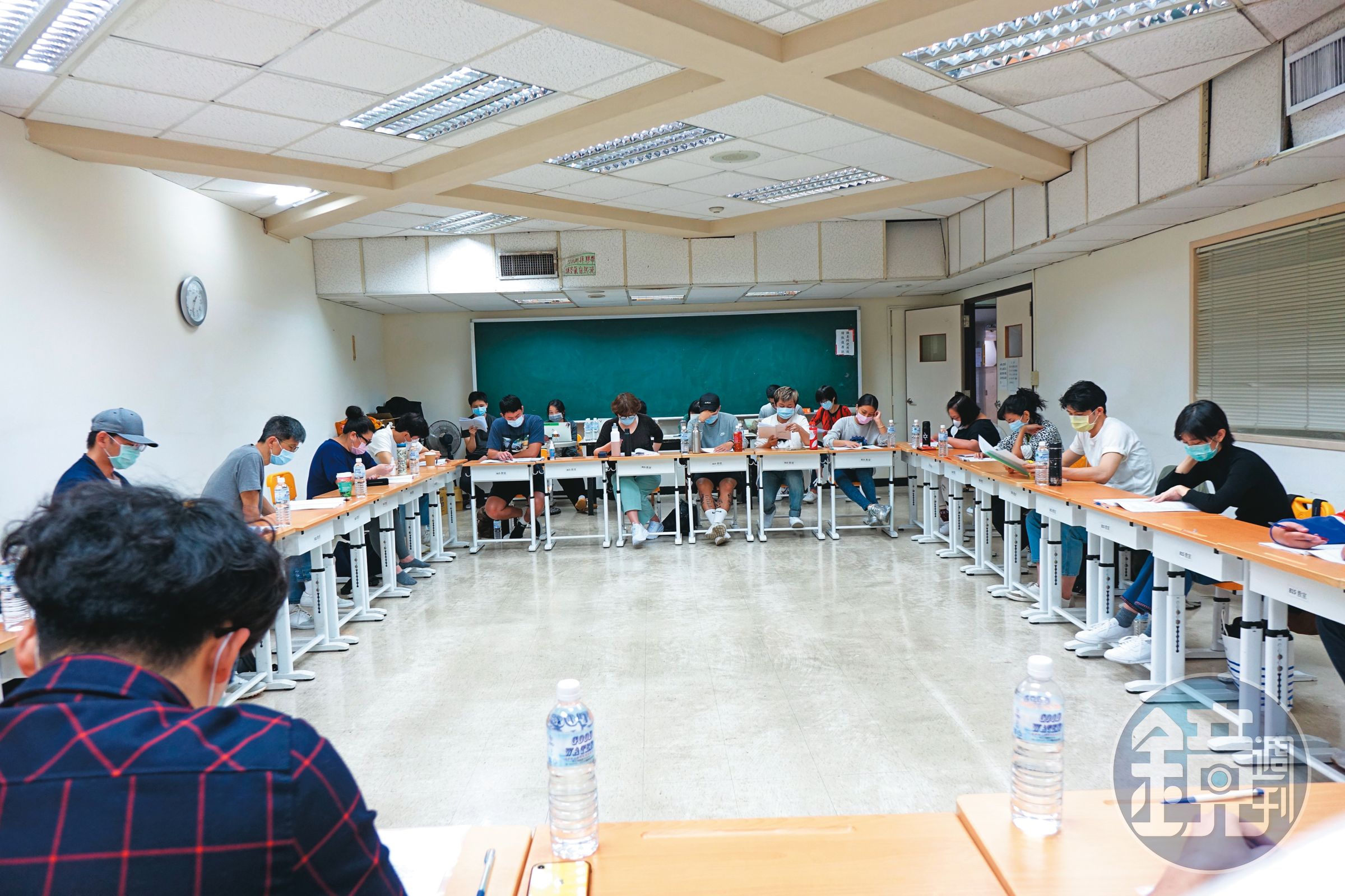 電影開拍前導演與所有演員齊聚大讀本，讓大家更深入劇情與自己的角色。（華納提供）