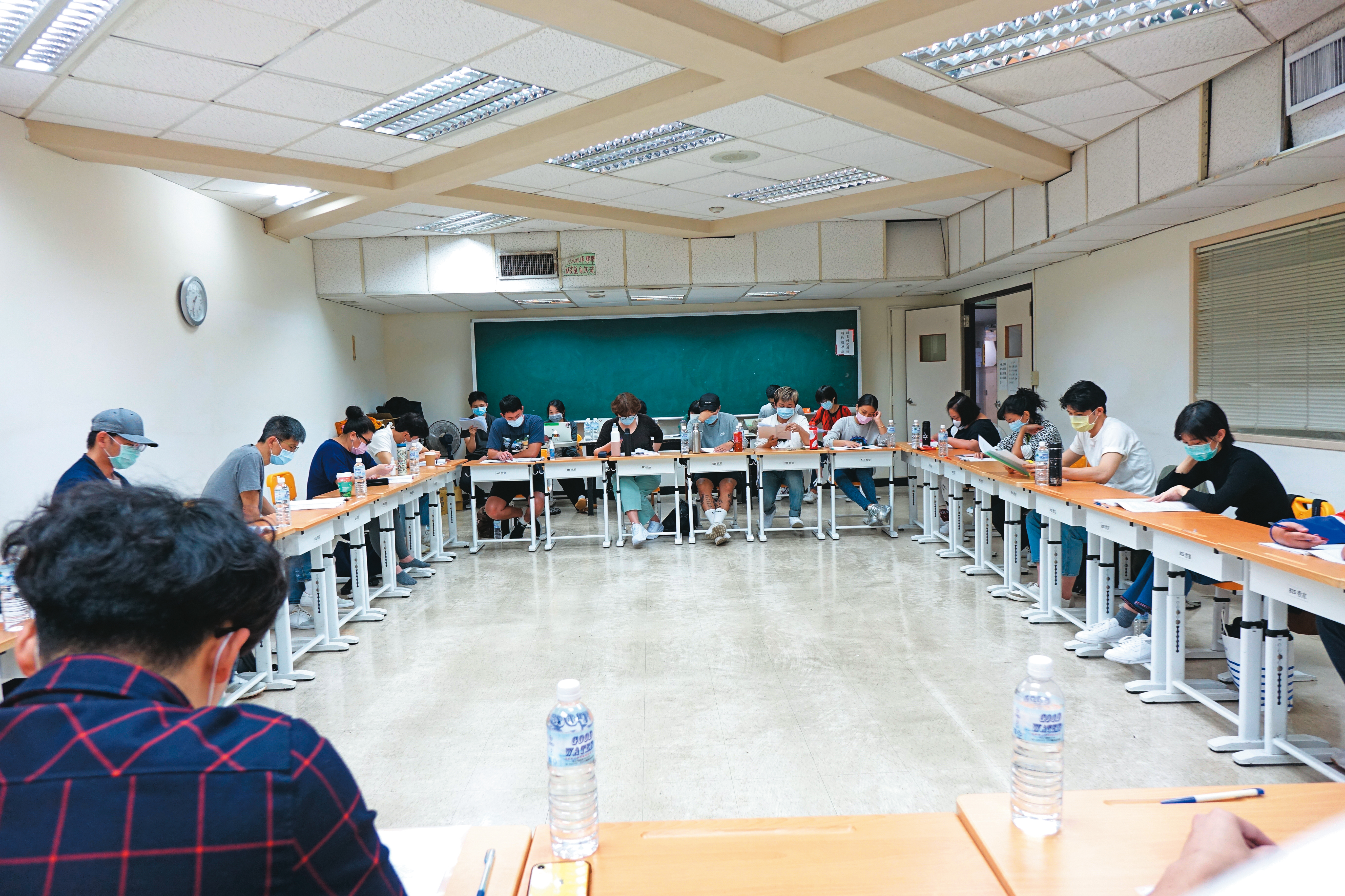 電影開拍前導演與所有演員齊聚大讀本，讓大家更深入劇情與自己的角色。（華納提供）