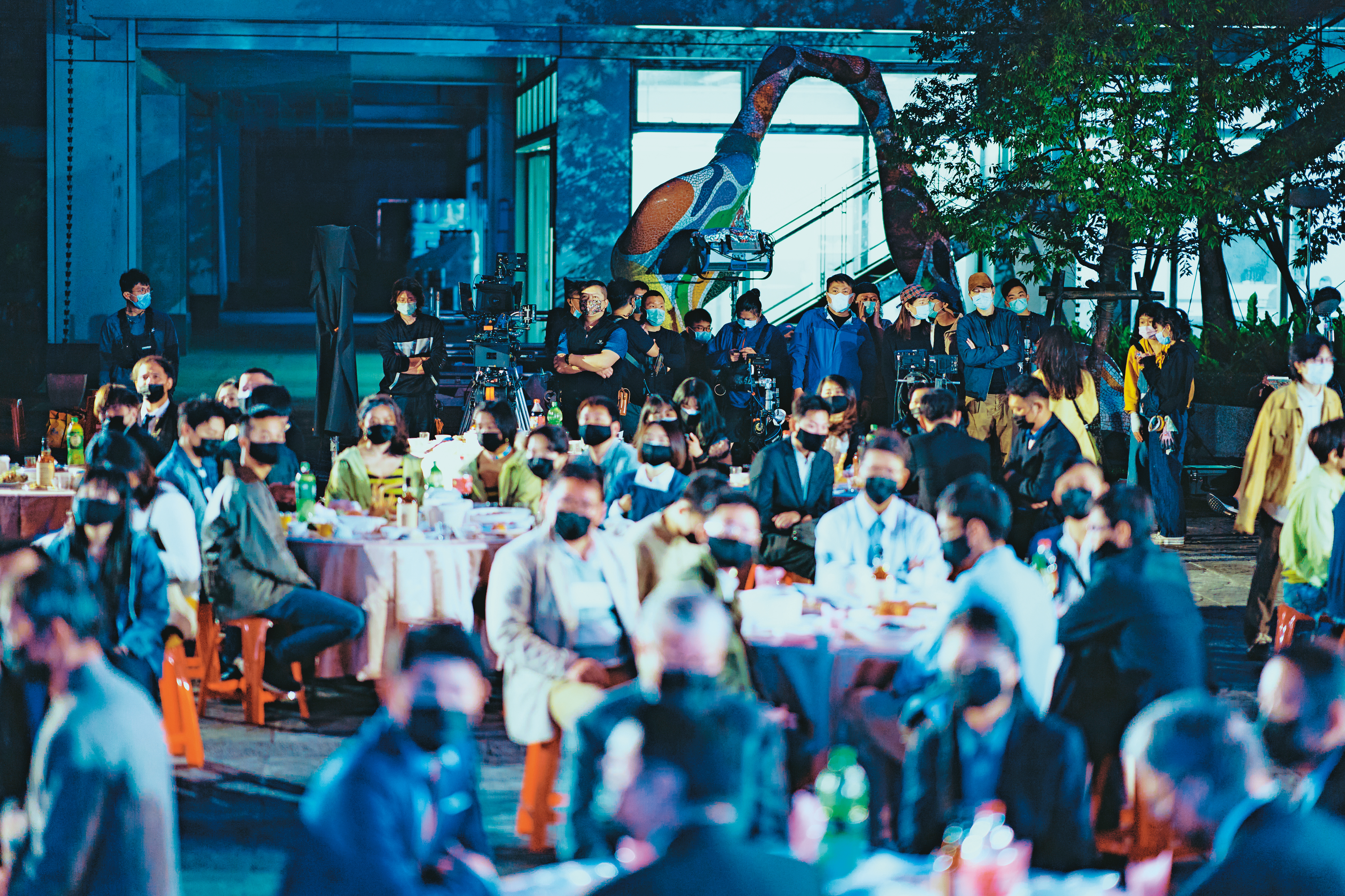 片中的尾牙戲遵守疫情期間集會規定，現場總人數控制在100人內，彩排時也一律戴口罩。（華納提供）