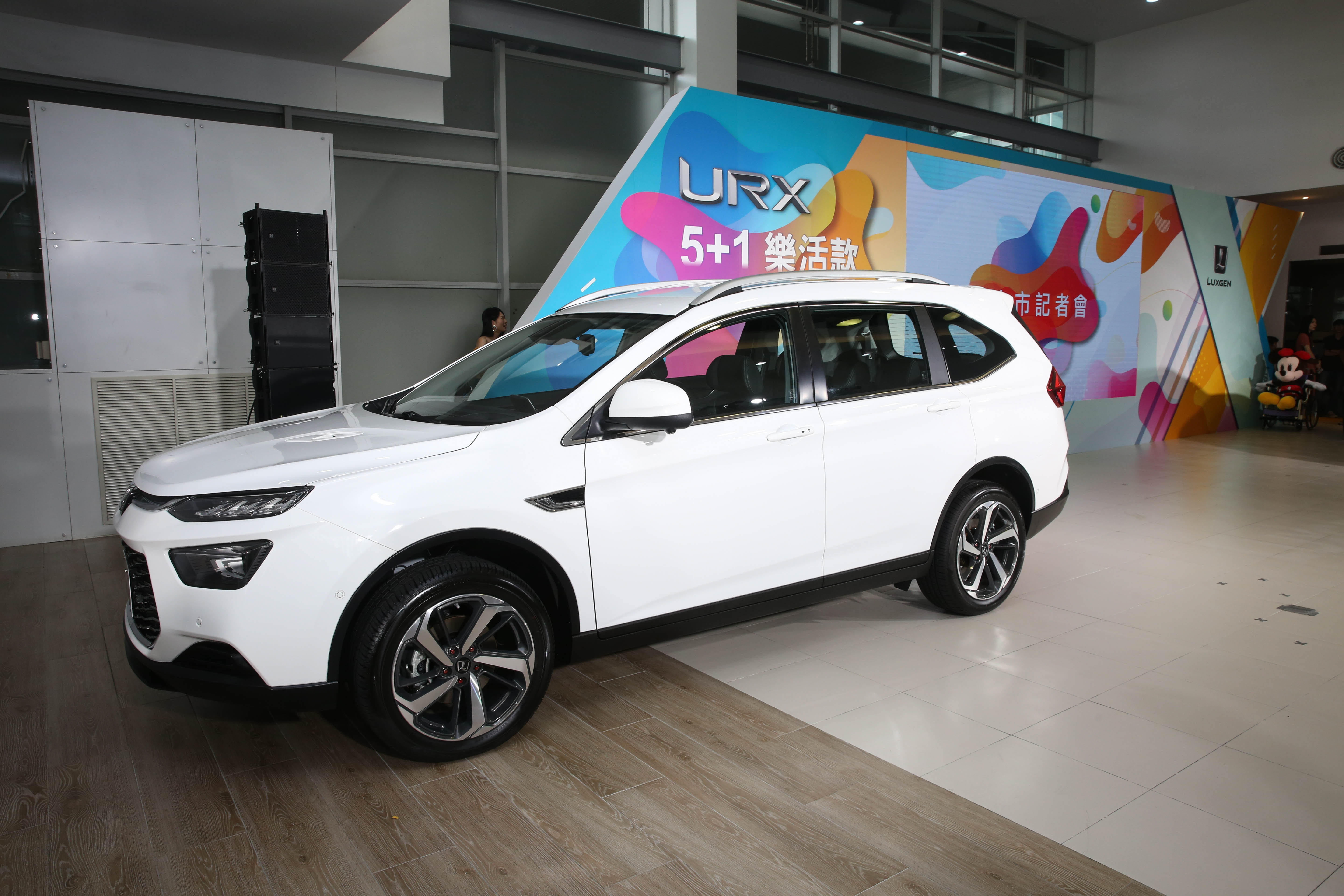 鴻海今年舉辦線上尾牙，將會抽出5輛售價百萬的納智捷URX七人旗艦車款給幸運的員工；圖為納智捷URX樂活款。（本刊資料照）