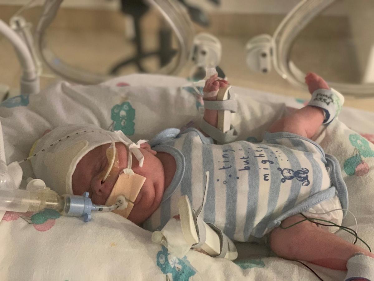 小阿奇是25週早產兒,一出生就接連戰勝大腸桿菌、敗血症和武漢肺炎。(翻攝推特)