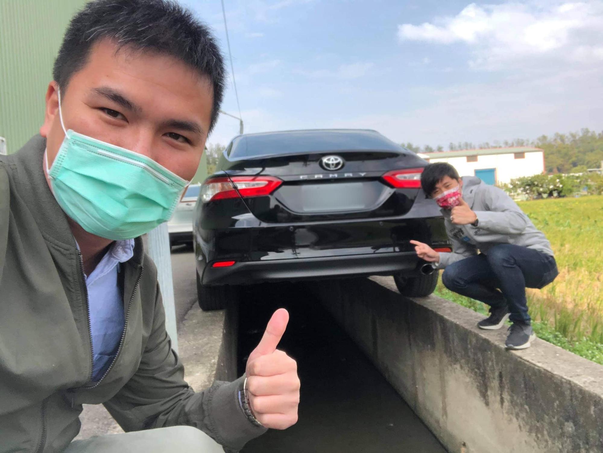 苗栗縣議員曾玟學(右)和頭份市民代表陳詩弦(左),一起到頭份朝聖神人的路邊停車技術。(翻攝自曾玟學苗栗縣議員臉書)